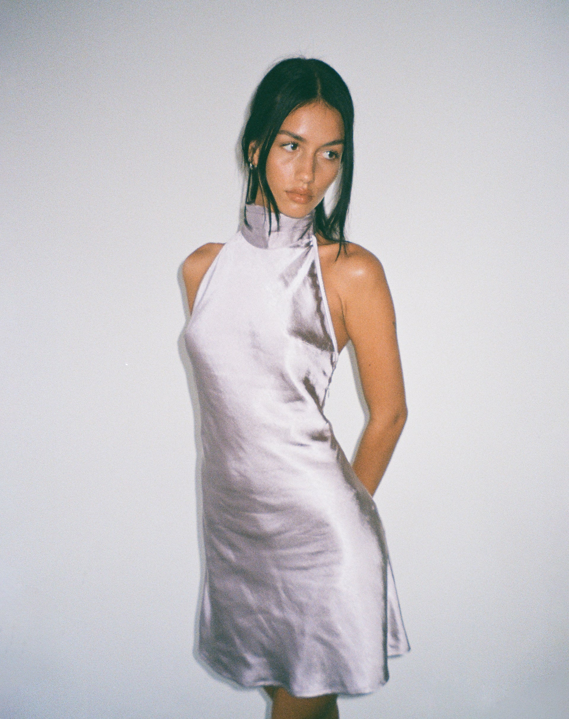 Bild von MOTEL X JACQUIE Atik Neckholder-Minikleid in Satin Silber