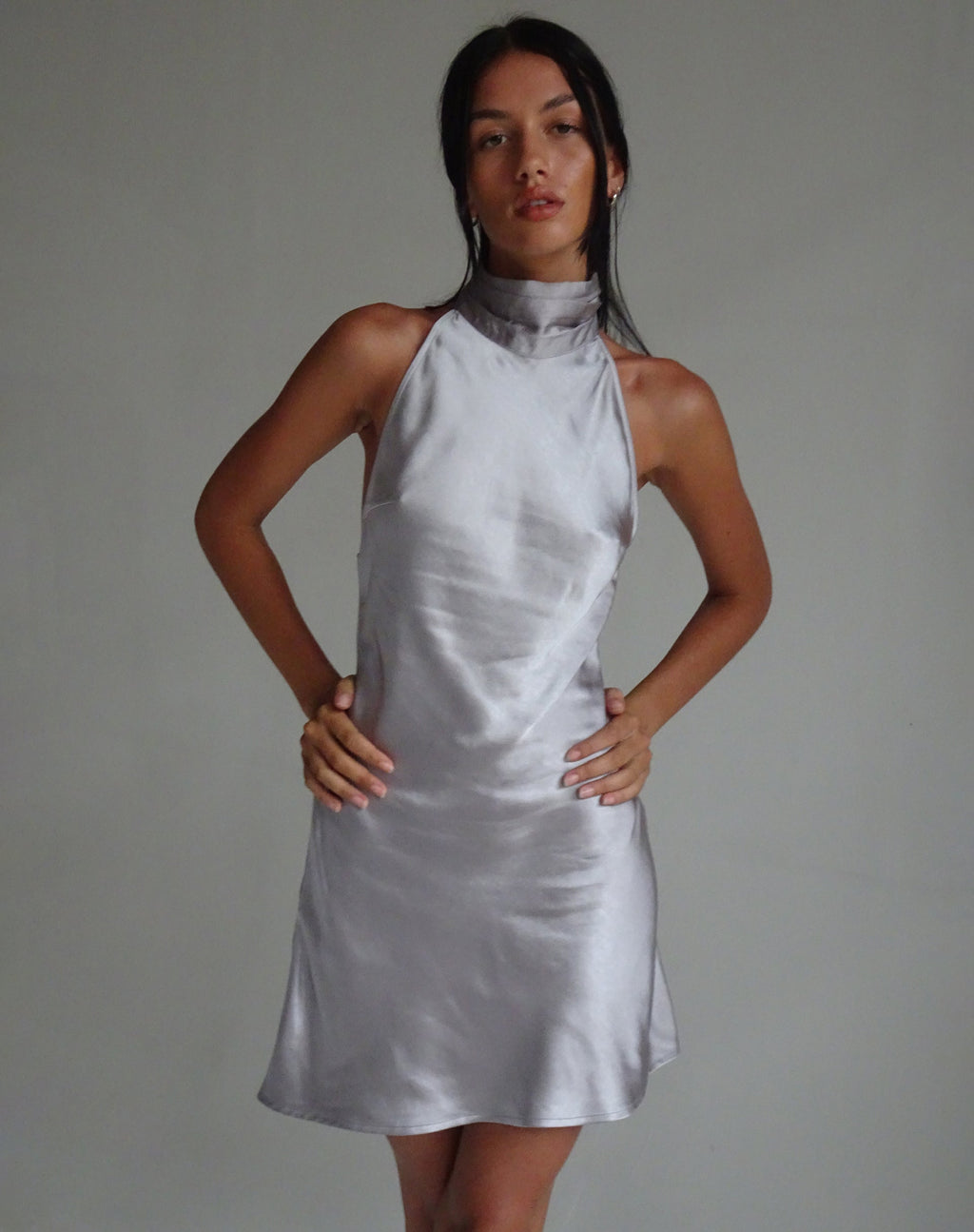 MOTEL X JACQUIE Atik Halterneck-Minikleid aus Satin Silber