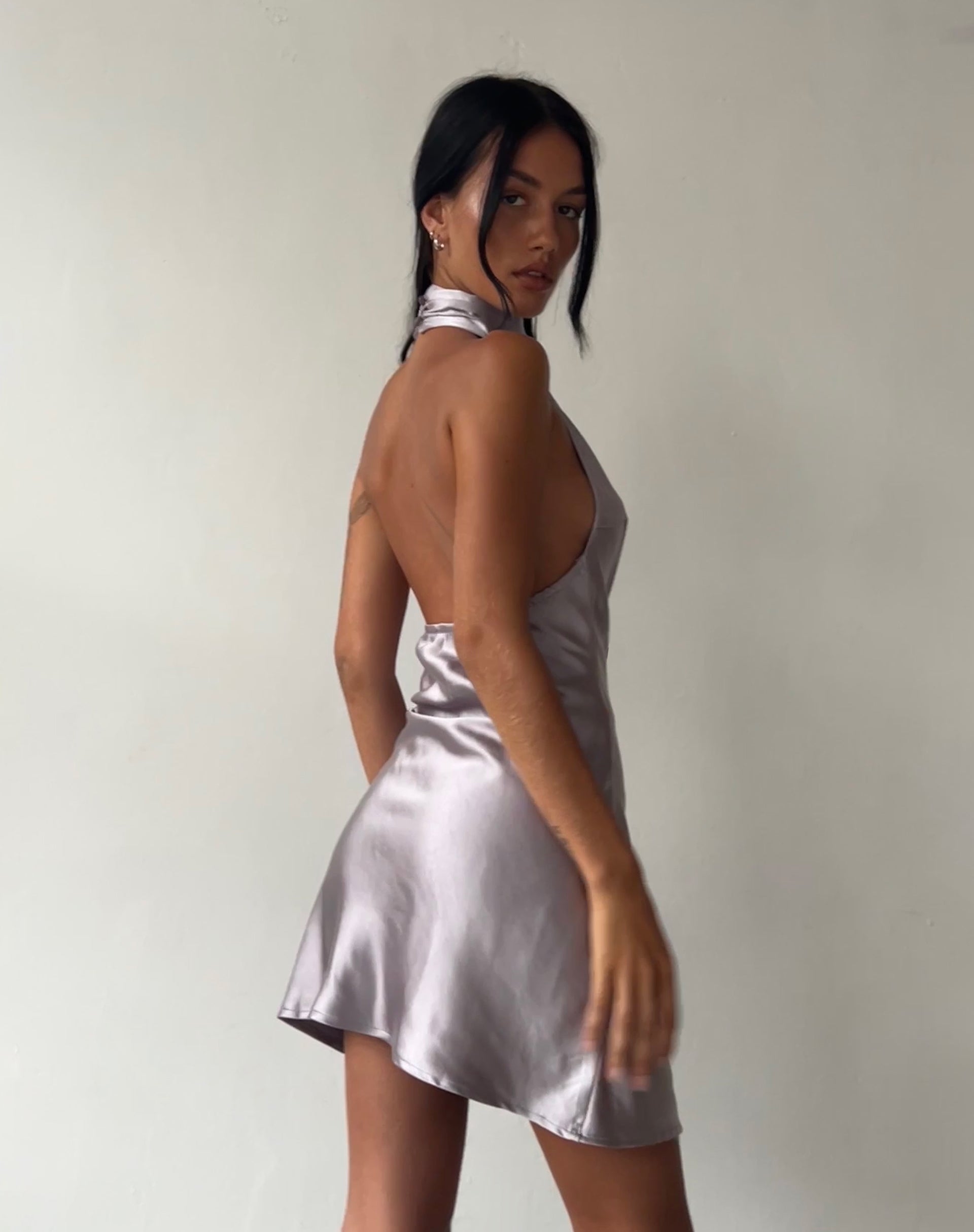 Bild von MOTEL X JACQUIE Atik Neckholder-Minikleid in Satin Silber