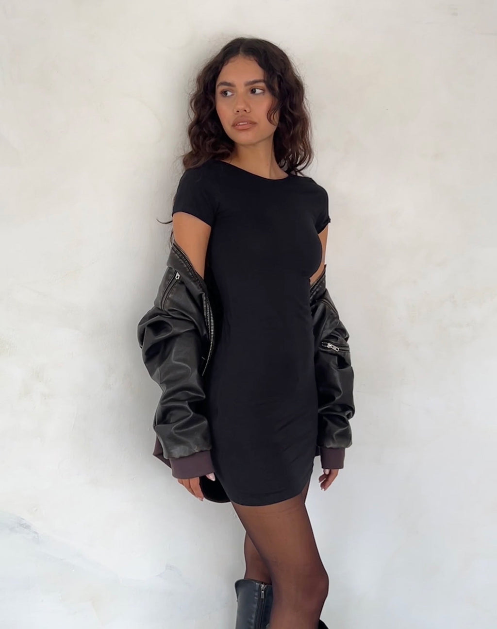 Atina Minikleid mit offenem Rücken in Schwarz