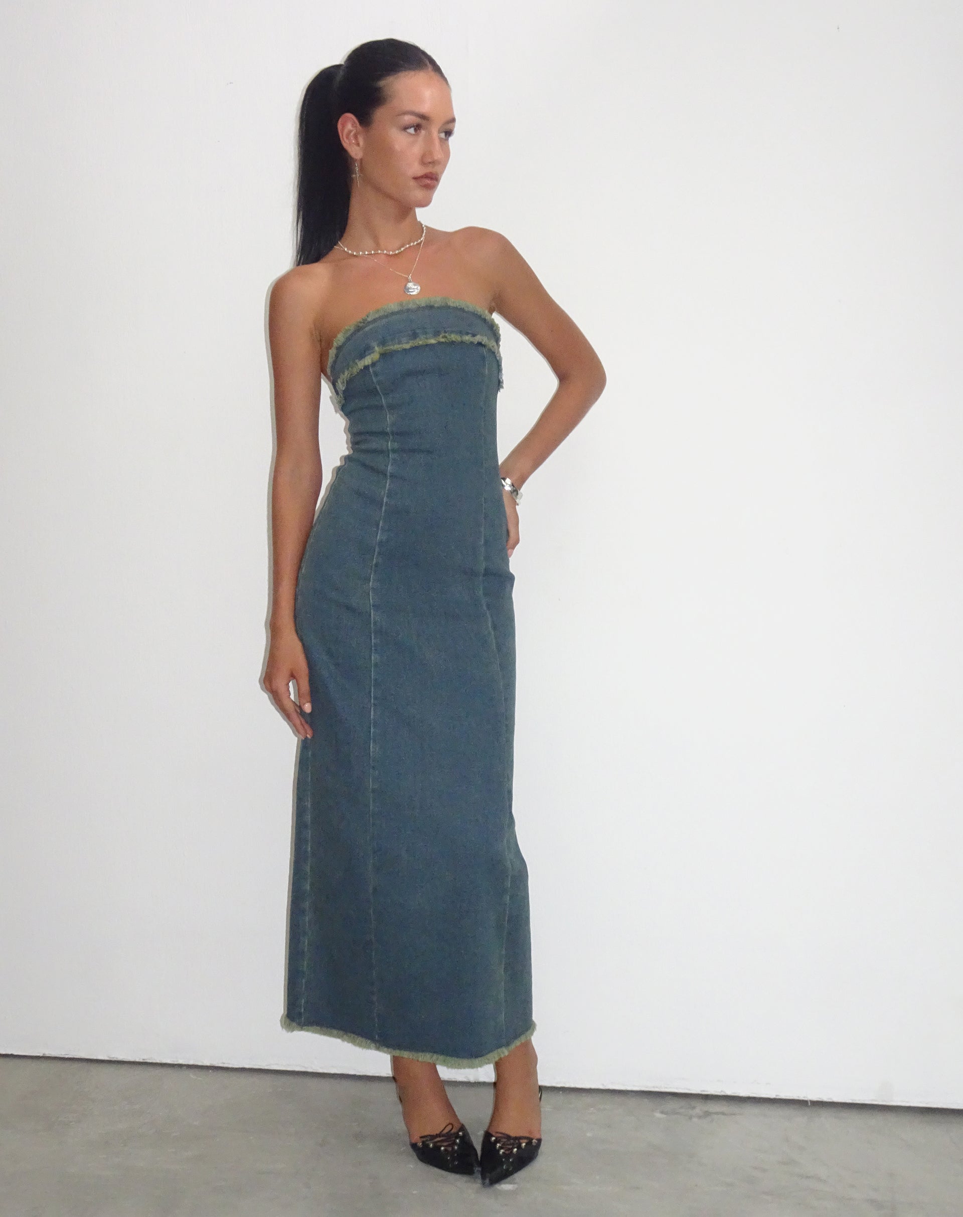 Bild von Atun Denim Bandeau Maxikleid in Braun Blau Acid Wash