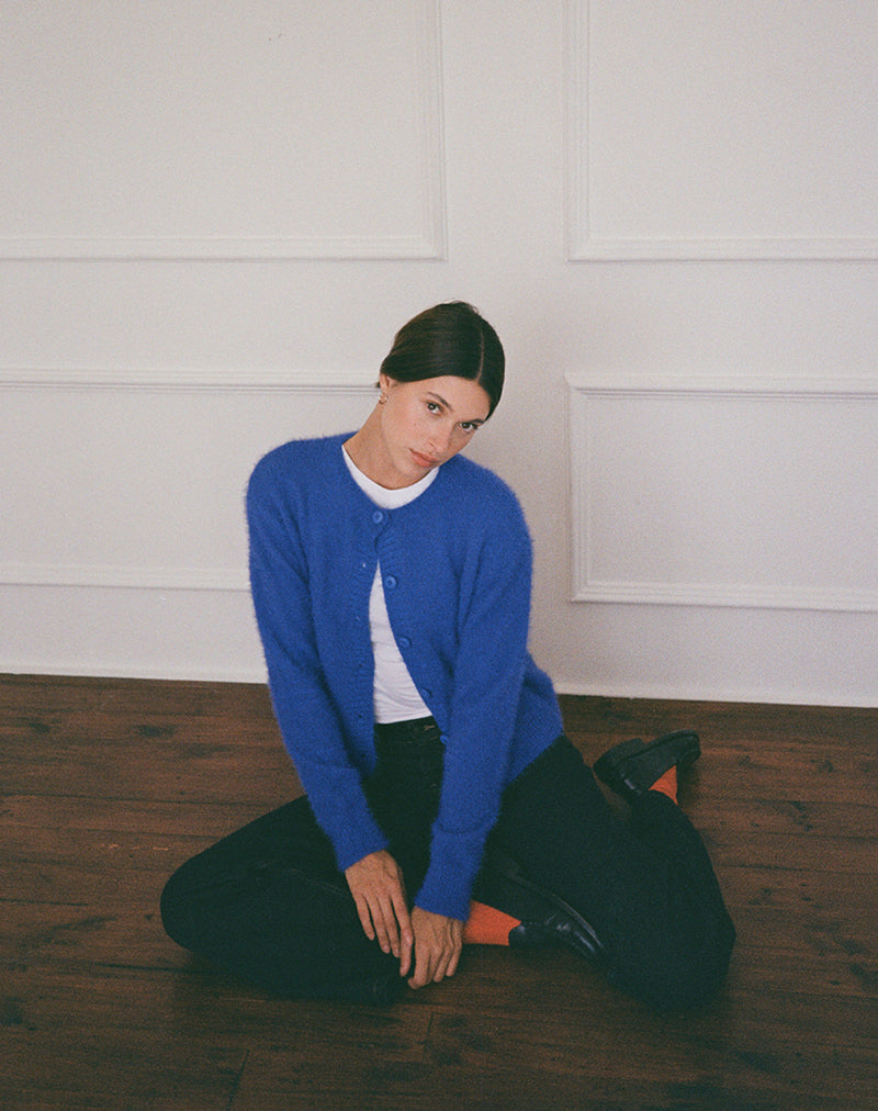 Bild von Audrina Cardigan in flauschigem Kobaltblau