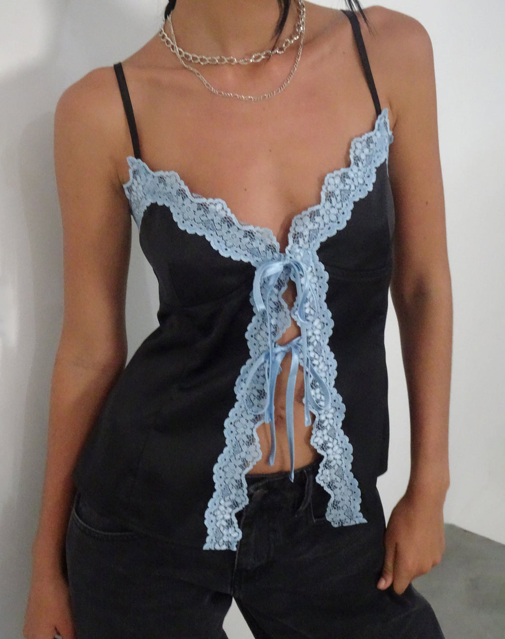 Bahela Tie Front Cami Top in Schwarz mit blauer Spitze