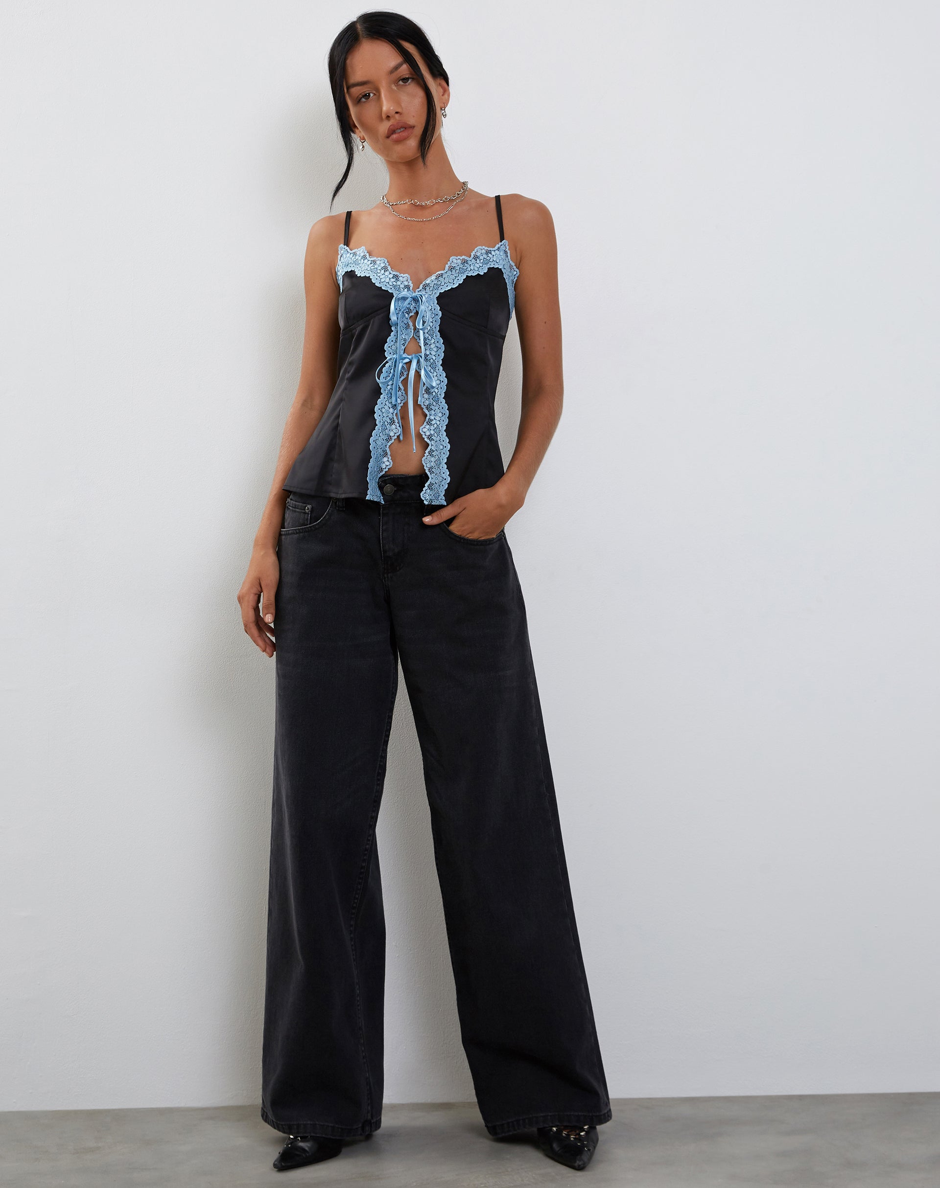 Bilder von Bahela Tie Front Cami Top in Schwarz mit blauer Spitze