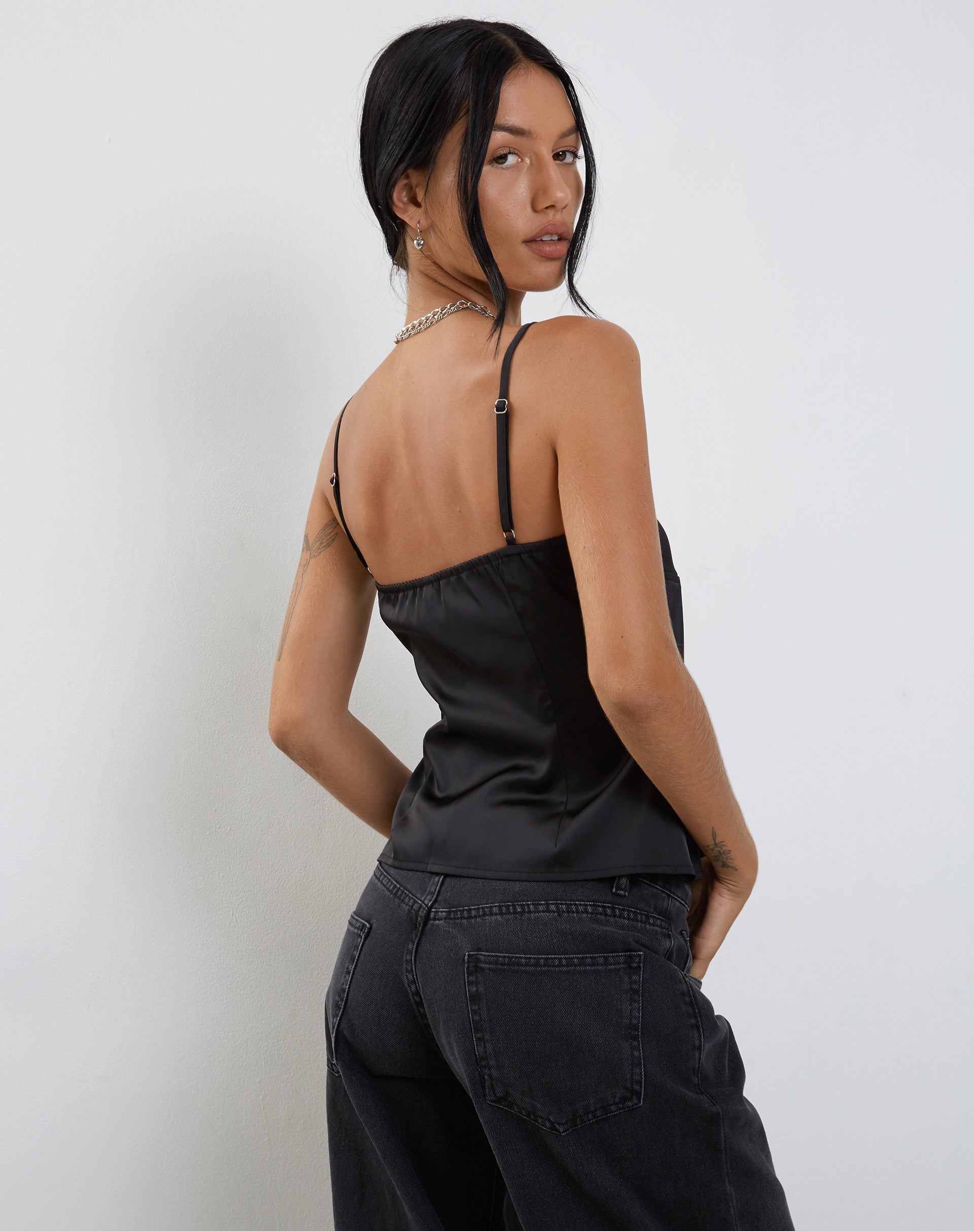 Bilder von Bahela Tie Front Cami Top in Schwarz mit blauer Spitze