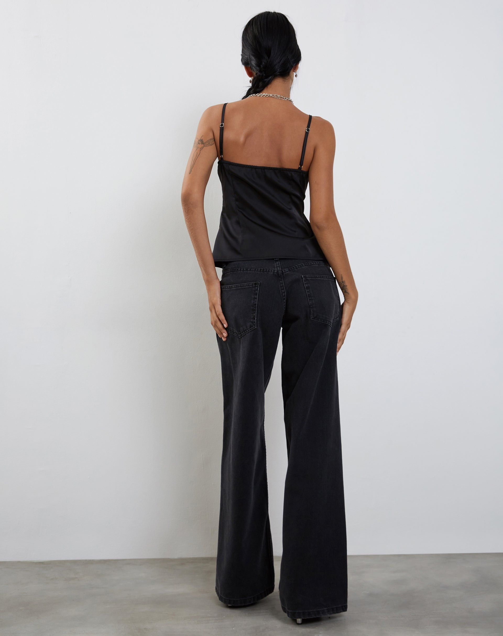 Bilder von Bahela Tie Front Cami Top in Schwarz mit blauer Spitze