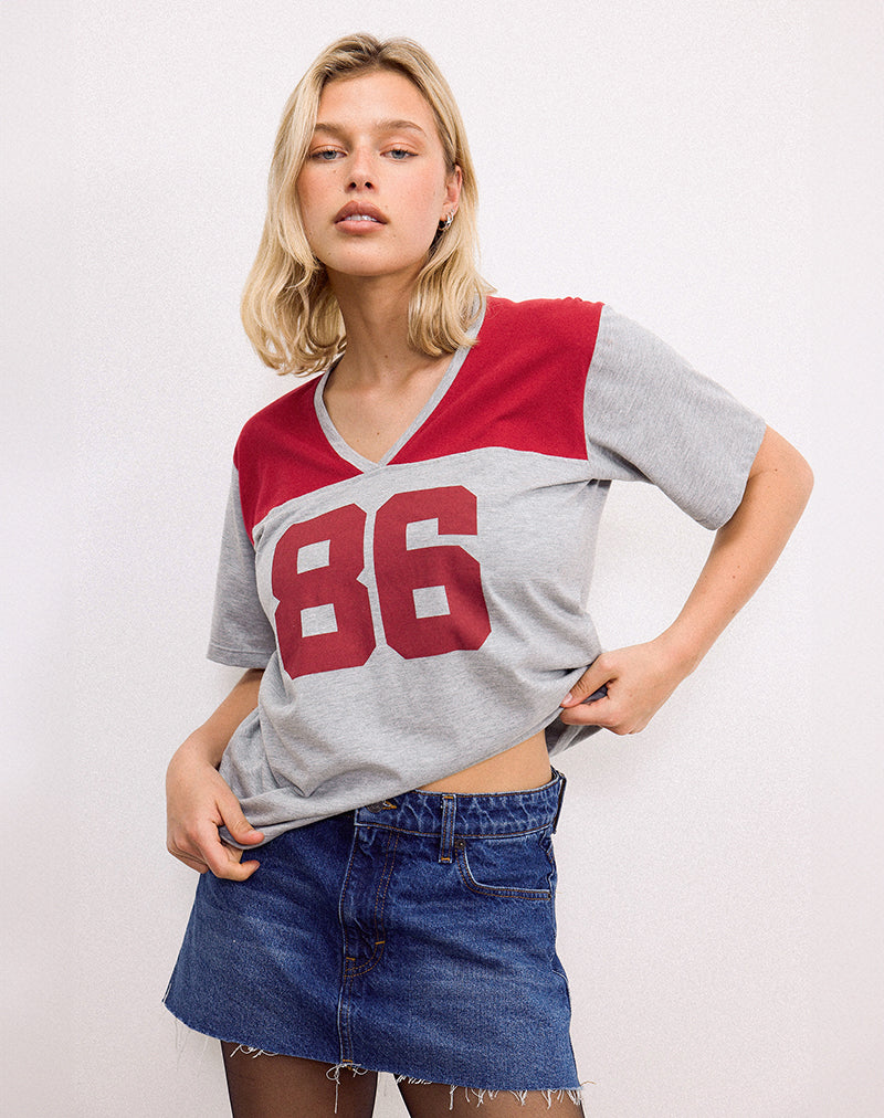 Balap Oversized Top in Grau meliert und Adrenalinrot mit '86' Emblem