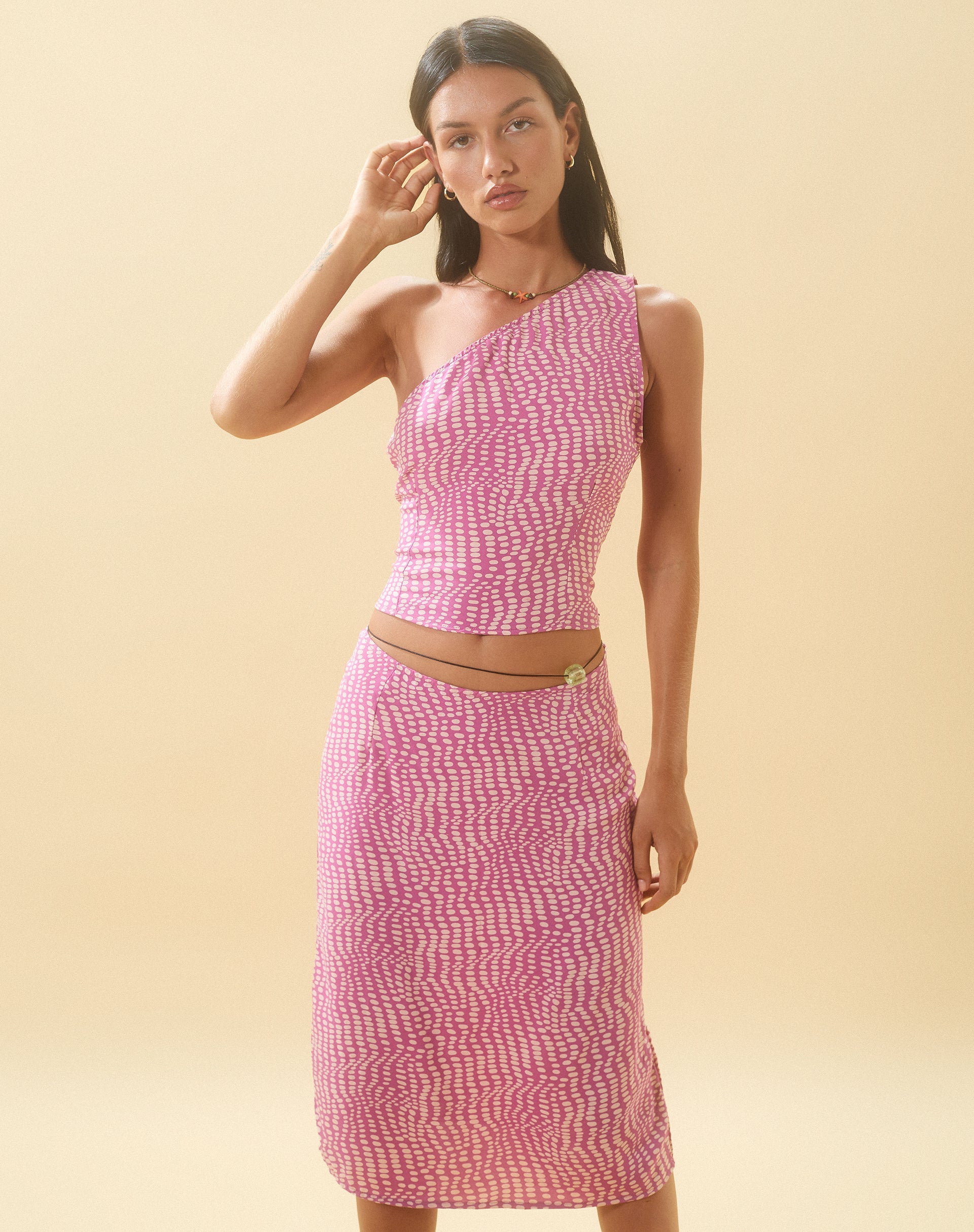 Image of Bayan One Shoulder Top in gewelltem Polka Violett