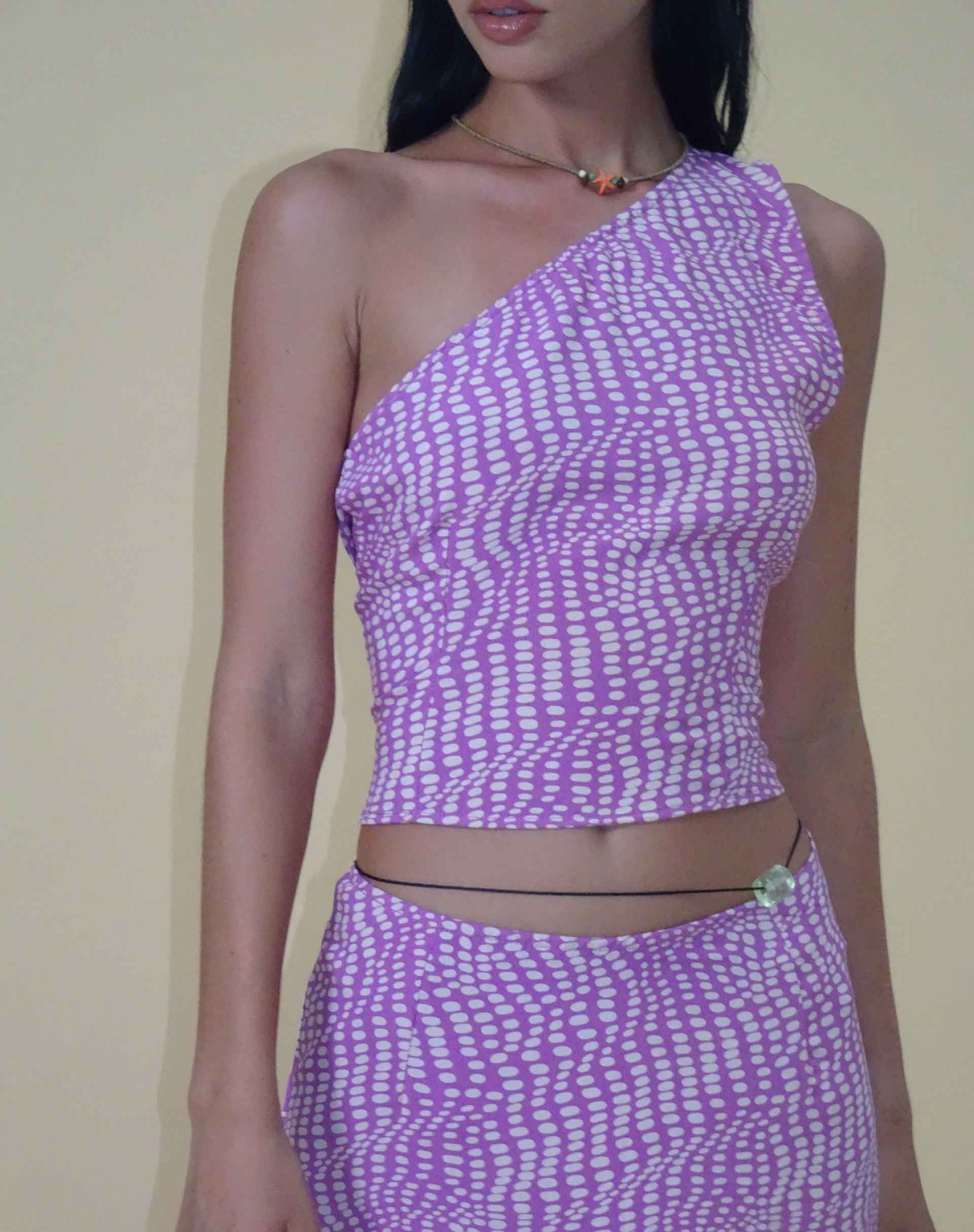 Image of Bayan One Shoulder Top in gewelltem Polka Violett