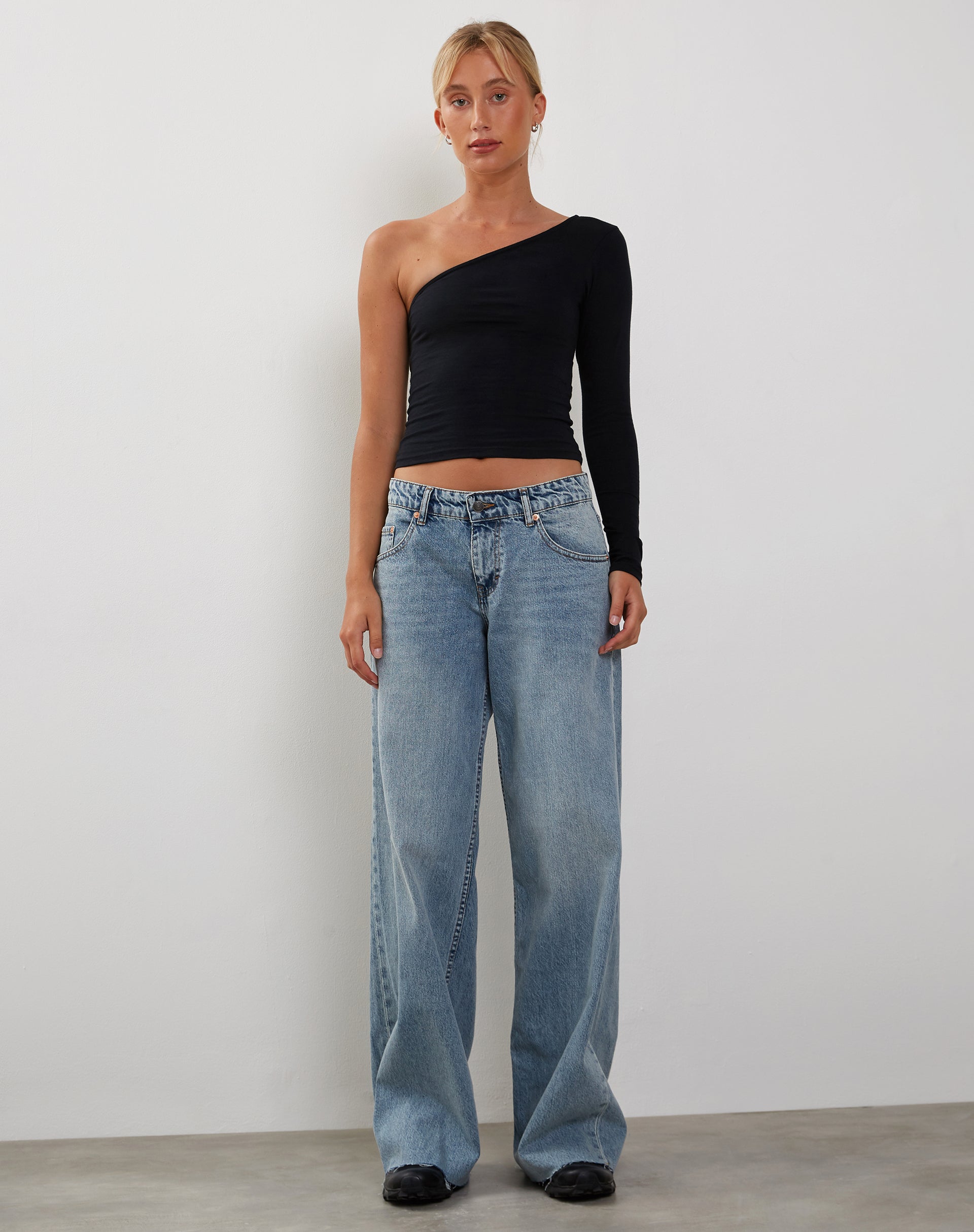 Image of Bayge One Shoulder Top in Schwarz
