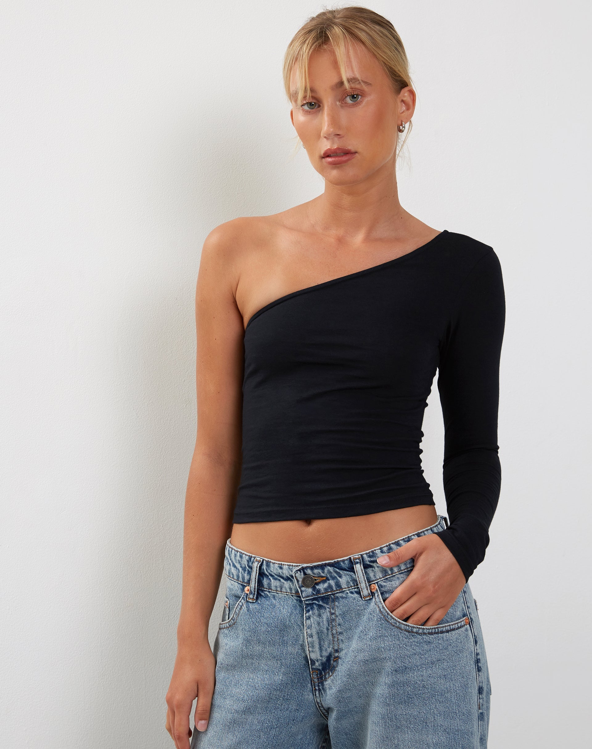 Image of Bayge One Shoulder Top in Schwarz