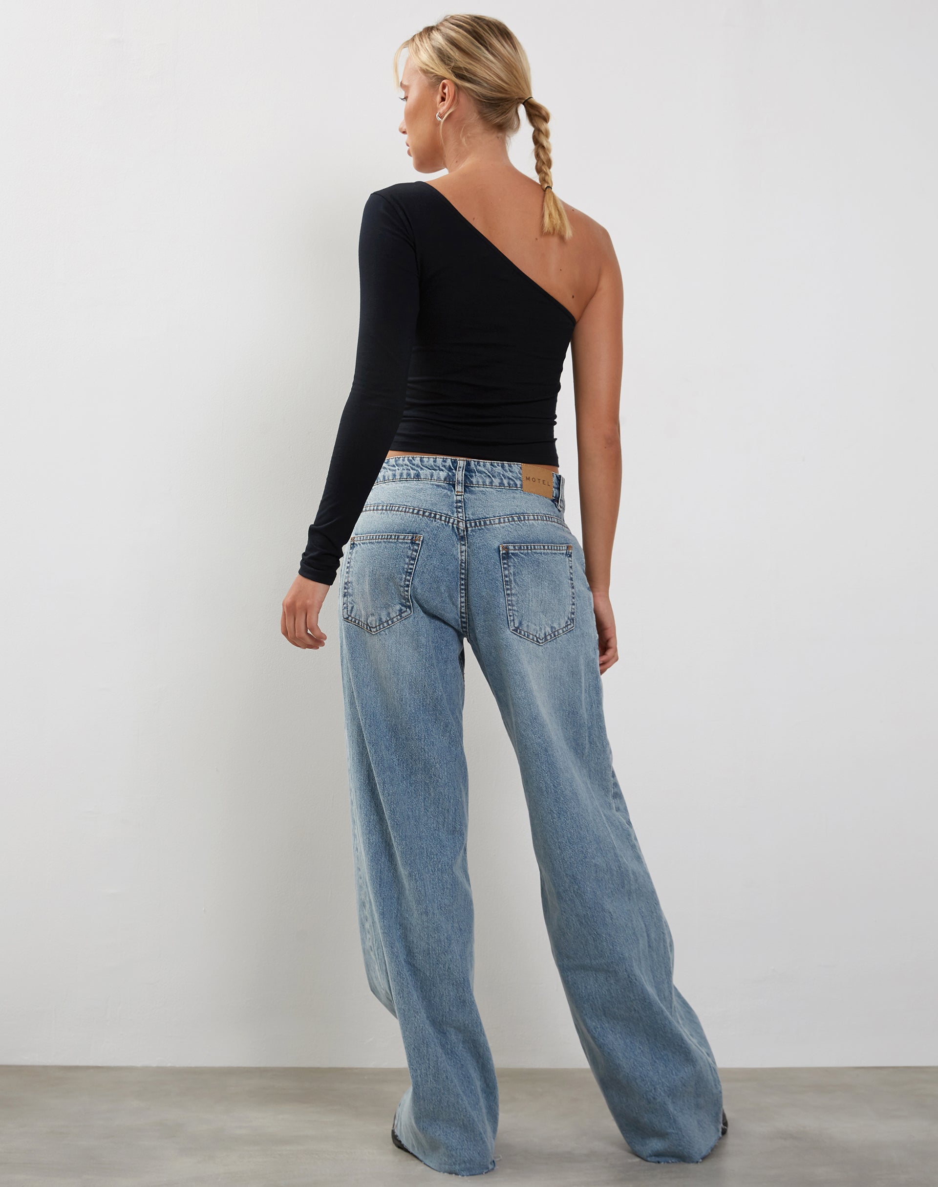 Image of Bayge One Shoulder Top in Schwarz