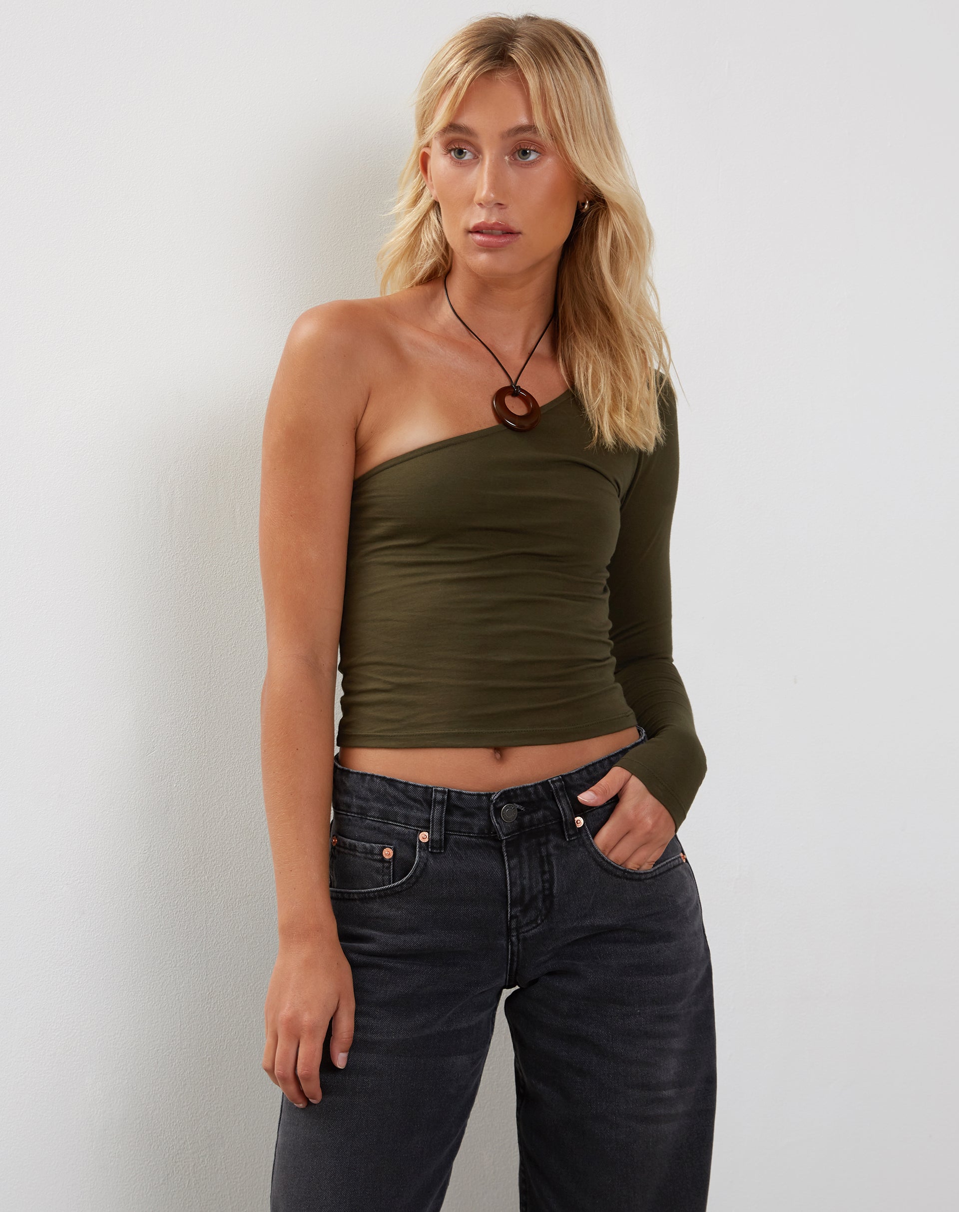Image von Bayge One Shoulder Top in Olive