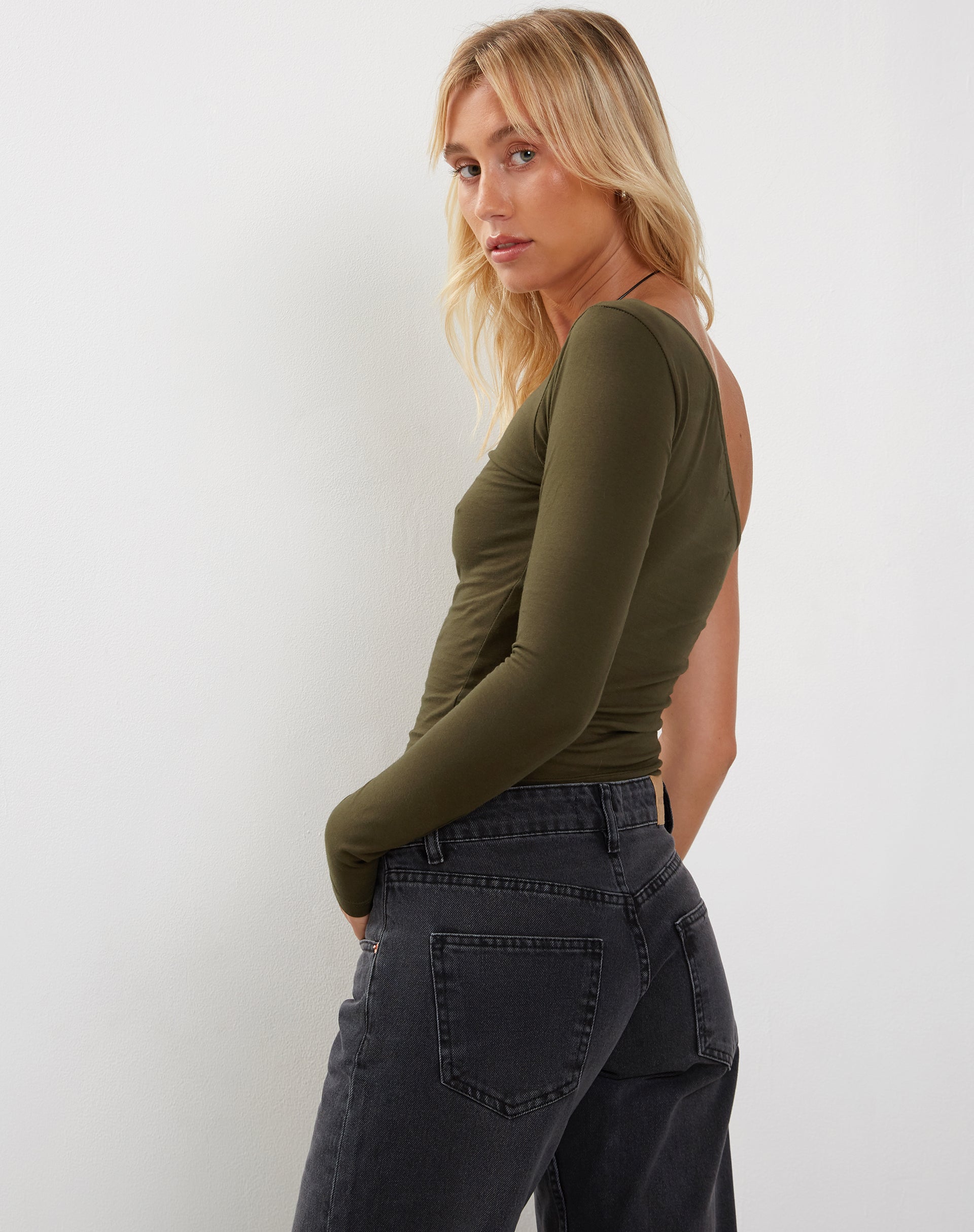 Image von Bayge One Shoulder Top in Olive