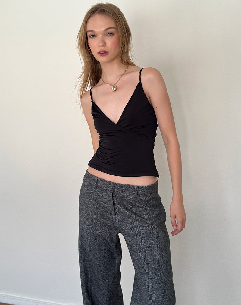 Image of Bea Slinky Cross Front Top in Schwarz