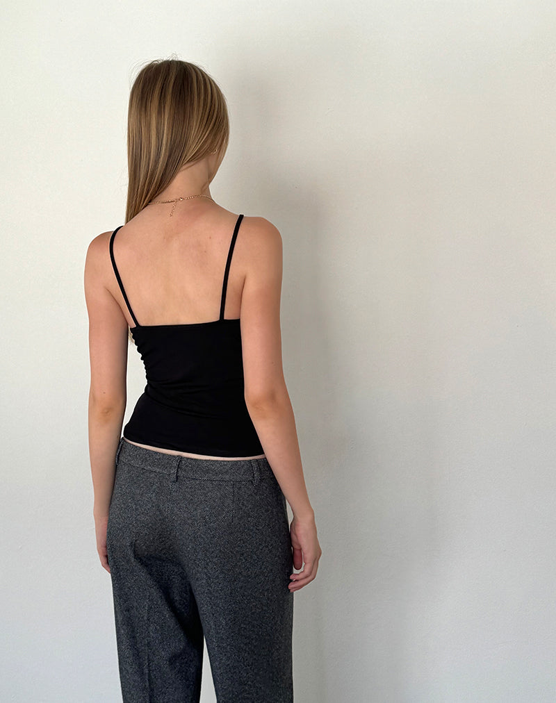 Image of Bea Slinky Cross Front Top in Schwarz