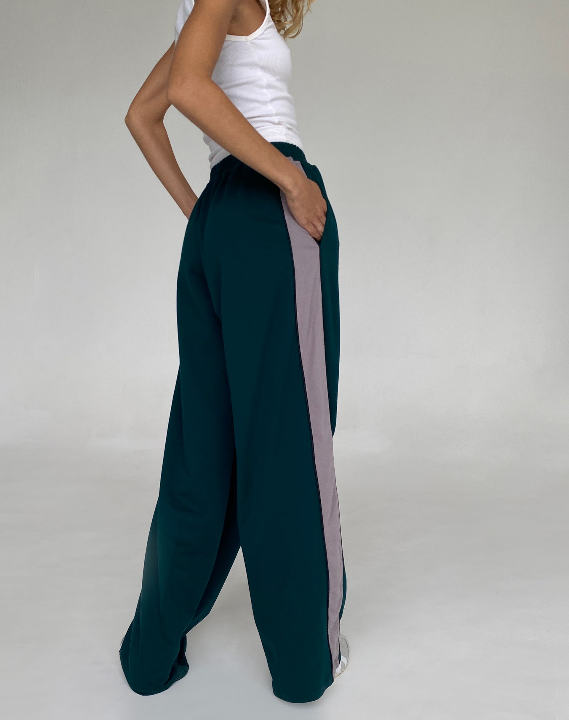 Bild von Bedion Oversized Jogger in Waldgrün mit M Embro