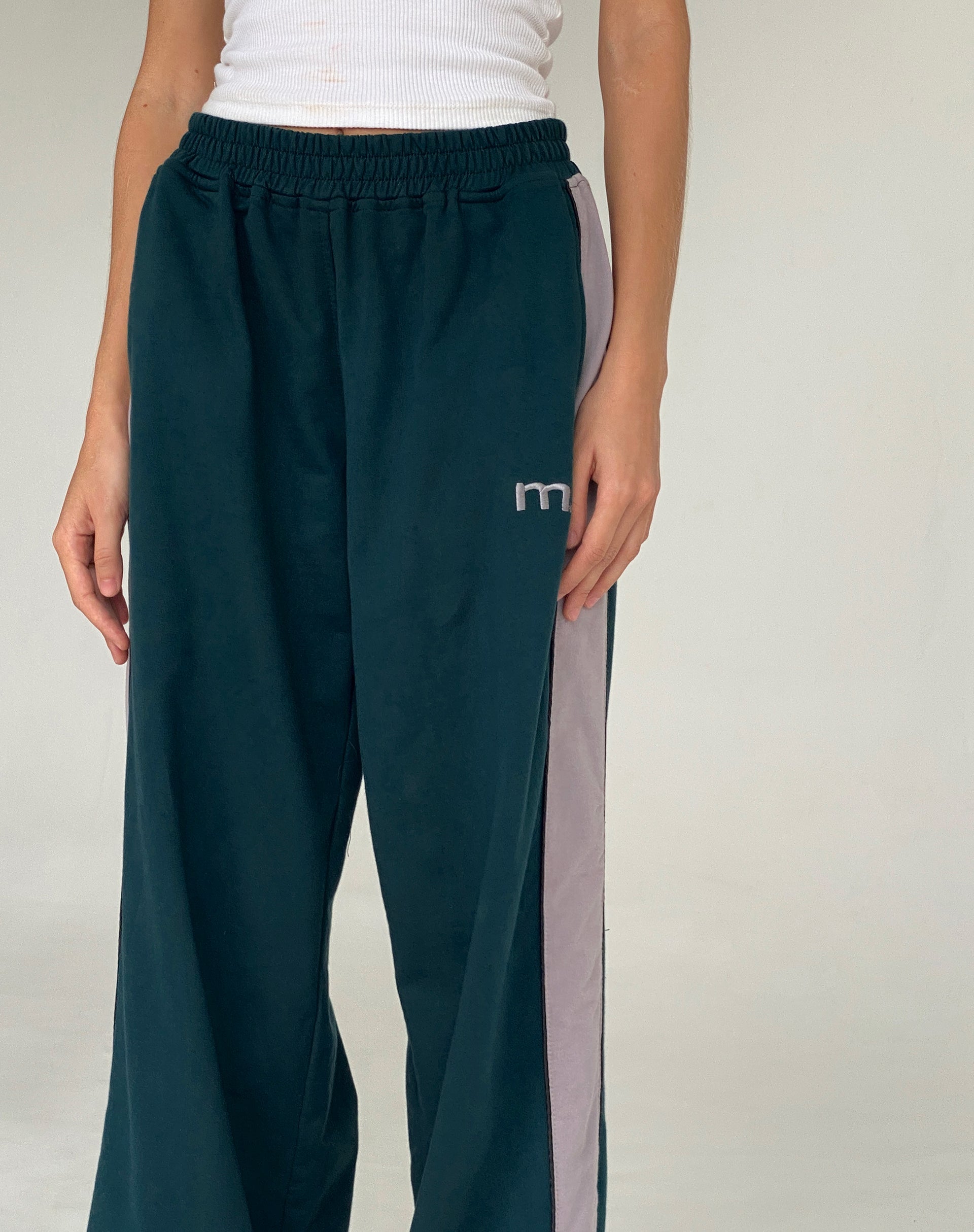 Bild von Bedion Oversized Jogger in Waldgrün mit M Embro