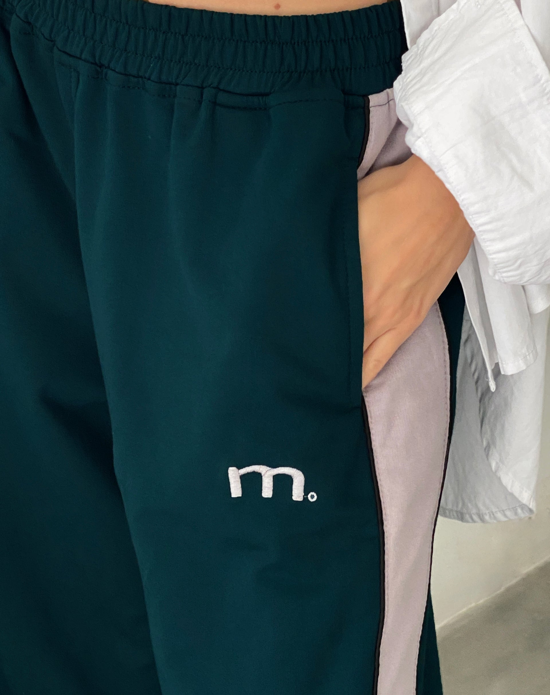 Bild von Bedion Oversized Jogger in Waldgrün mit M Embro