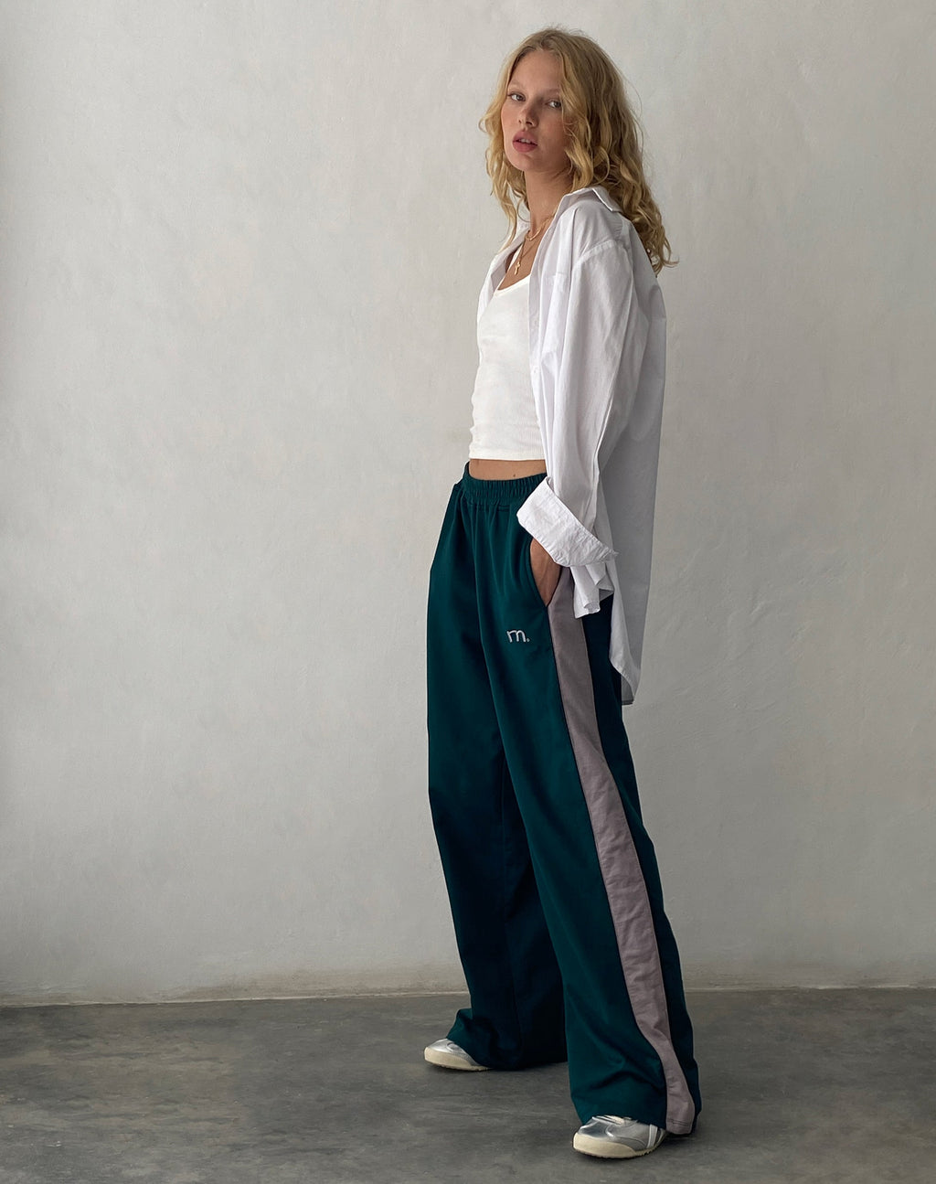 Bedion Oversized Jogger in Waldgrün mit M-Stickerei