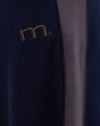 Marineblau mit M-Stickerei