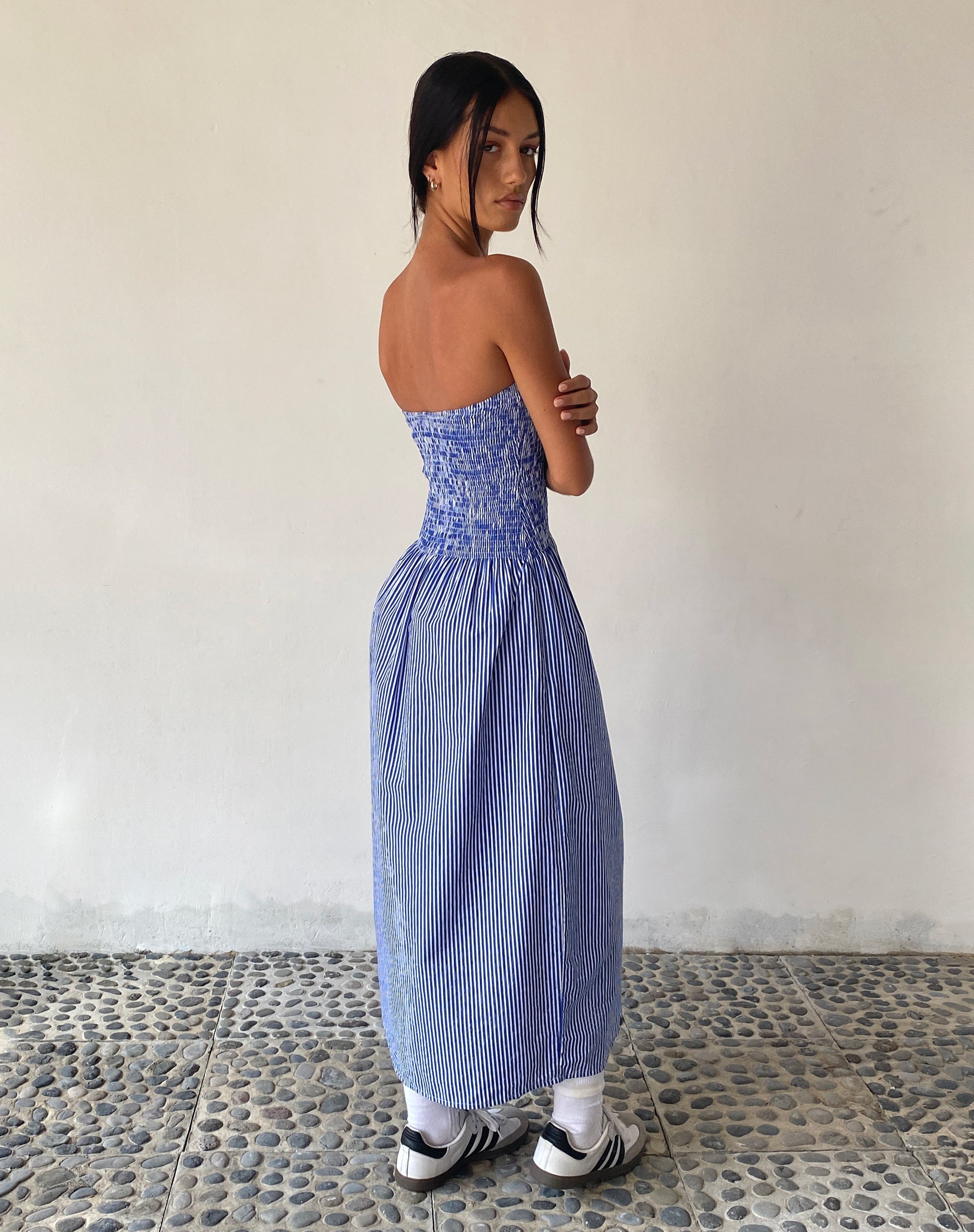 Bild von MOTEL X JACQUIE Beleame Bandeau-Midaxi-Kleid aus blau gestreifter Popeline