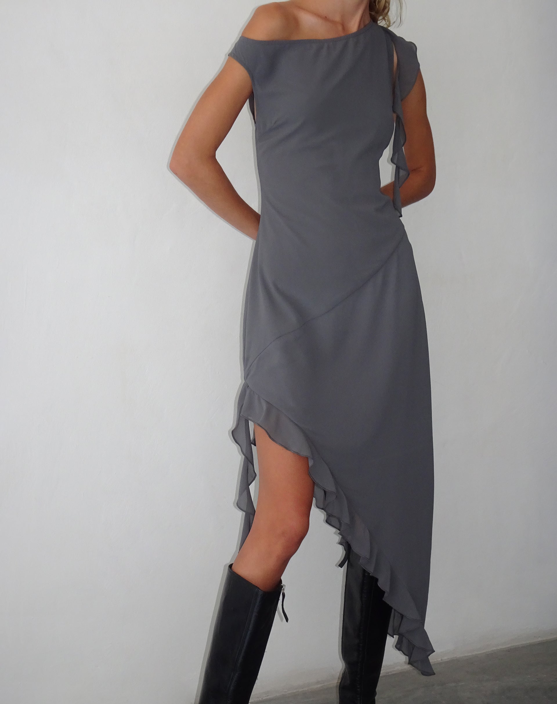 Image of Beleri Asymmetrisches Kleid mit Rüschen aus grauem Chiffon