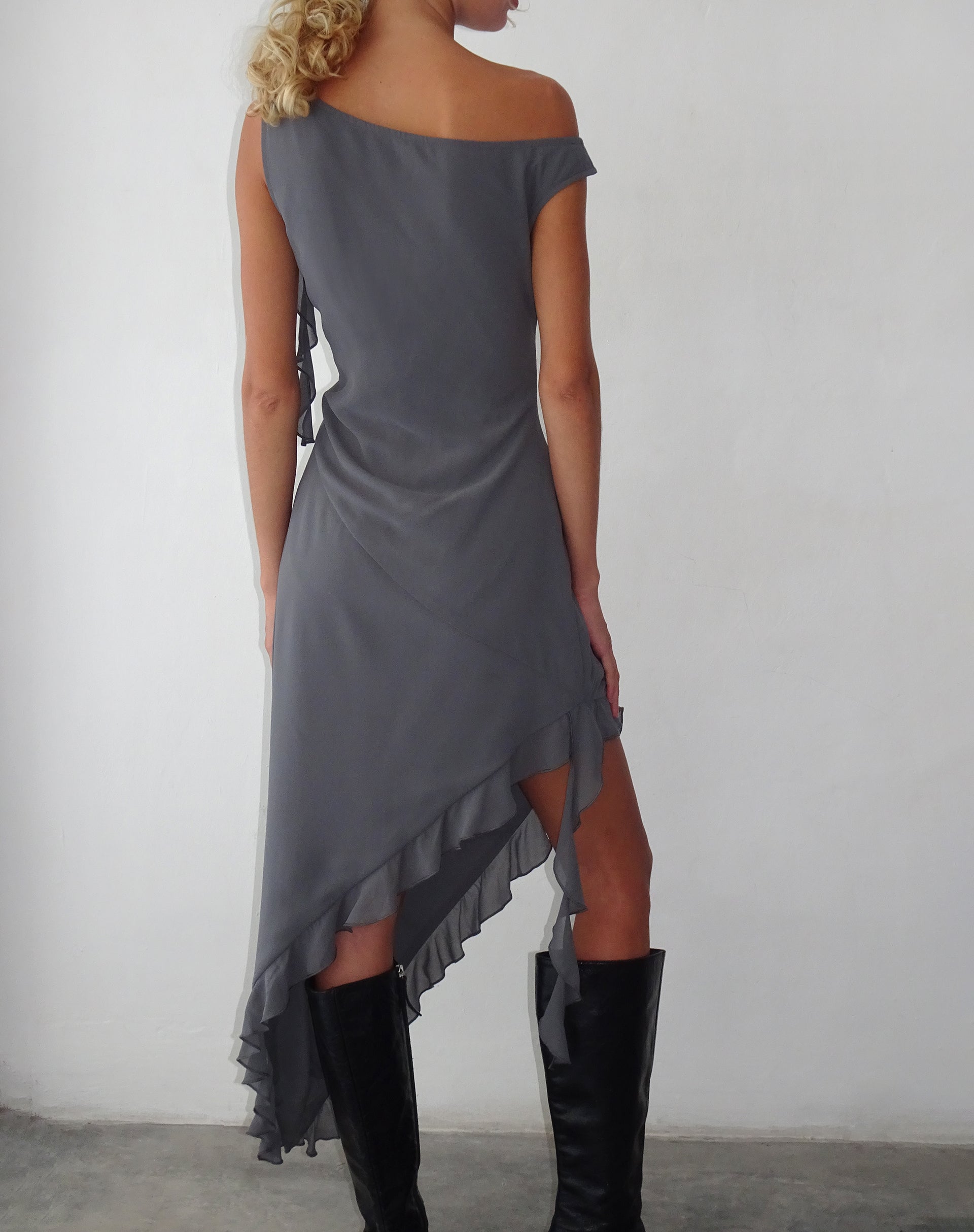 Image of Beleri Asymmetrisches Kleid mit Rüschen aus grauem Chiffon