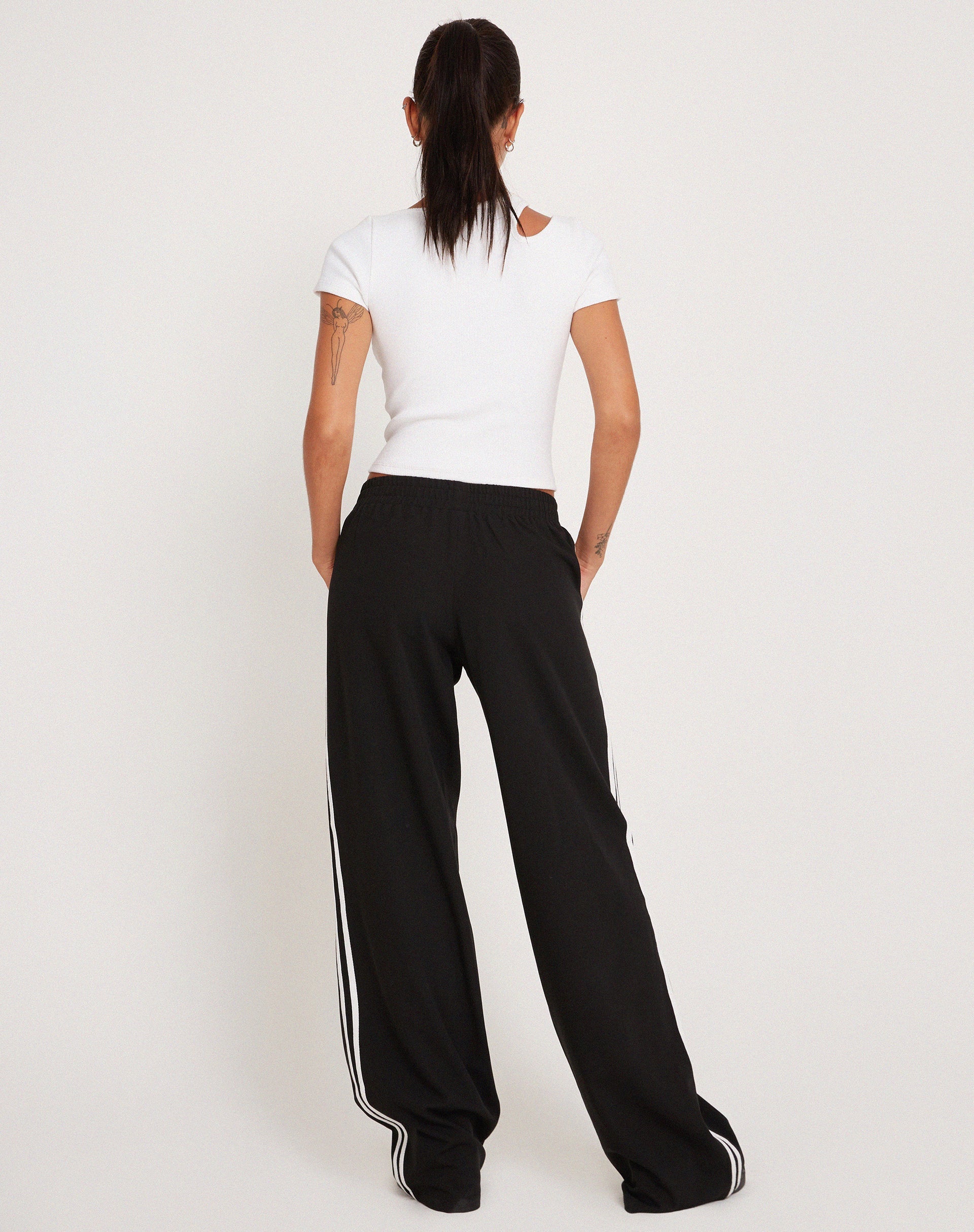 Abbildung der Bennett Wide Leg Trouser in Tailoring Black with White Stripe