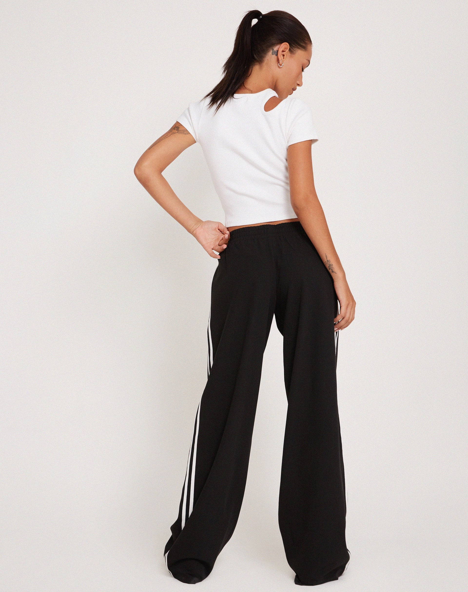 Abbildung der Bennett Wide Leg Trouser in Tailoring Black with White Stripe