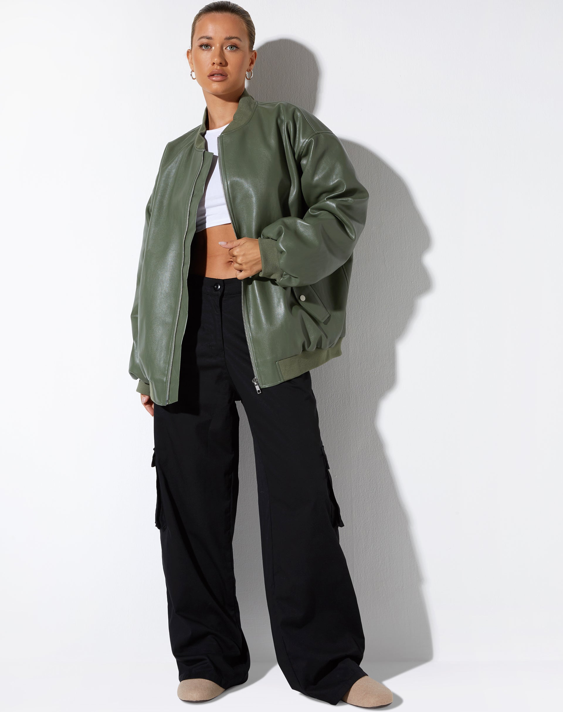 Abbildung der Benta Jacke in PU Olive
