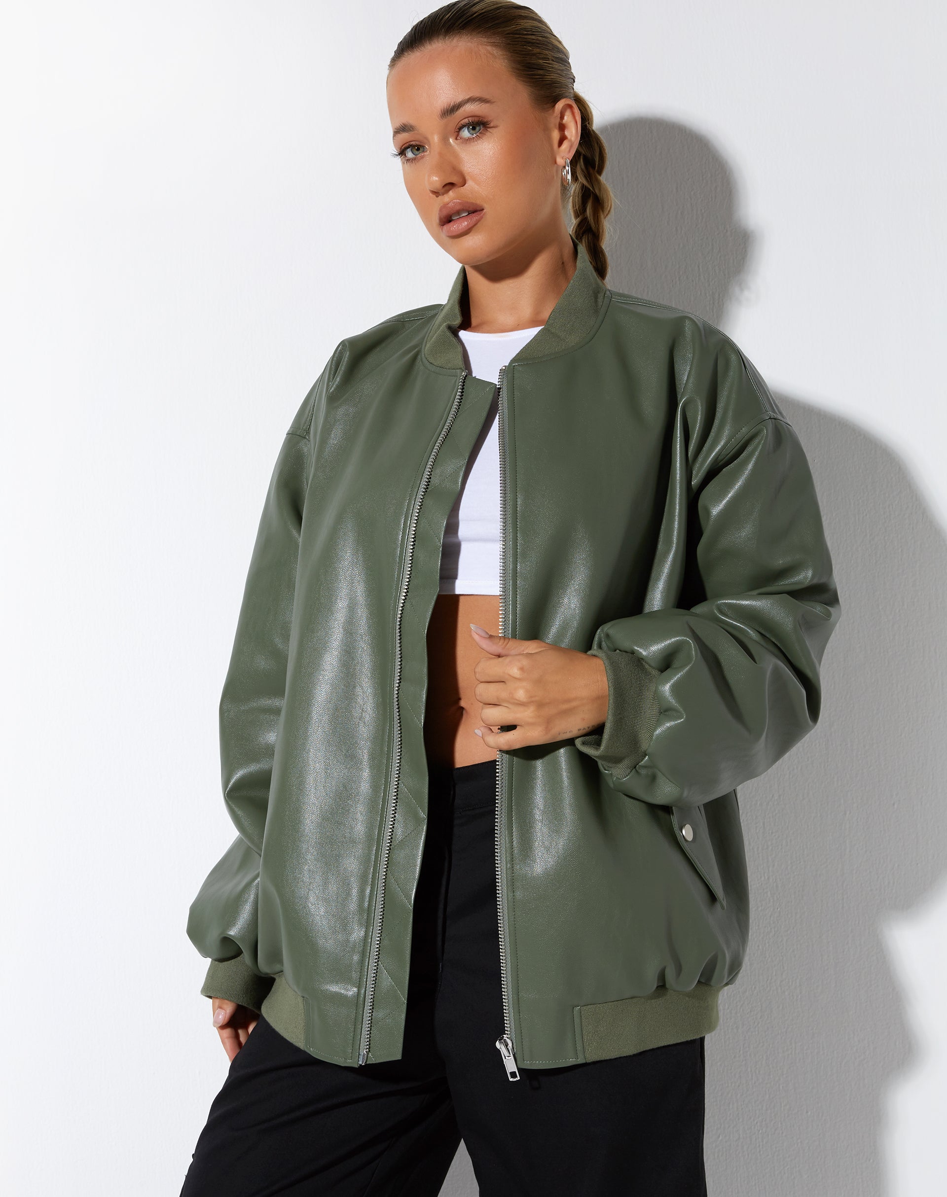 Abbildung der Benta Jacke in PU Olive