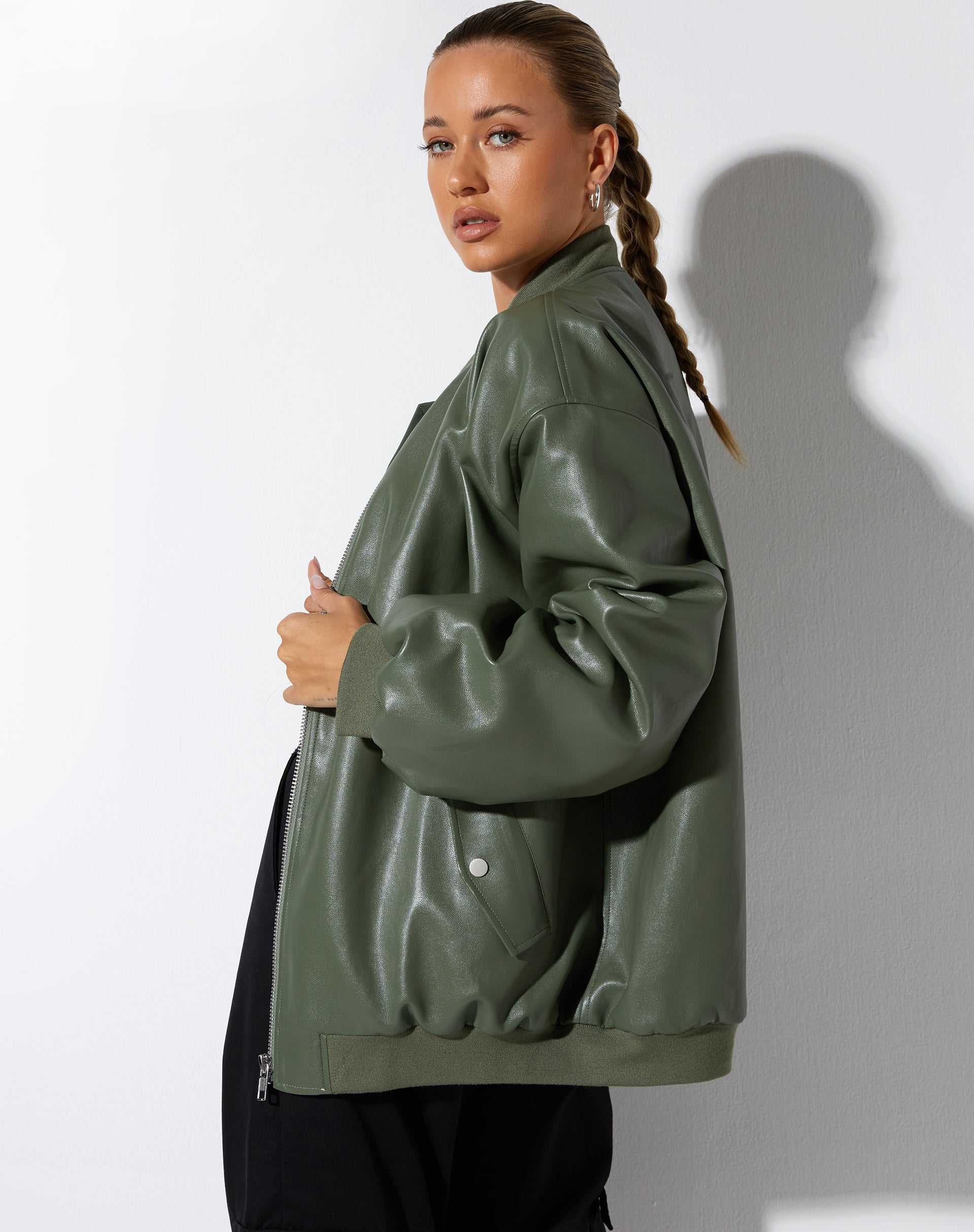 Abbildung der Benta Jacke in PU Olive