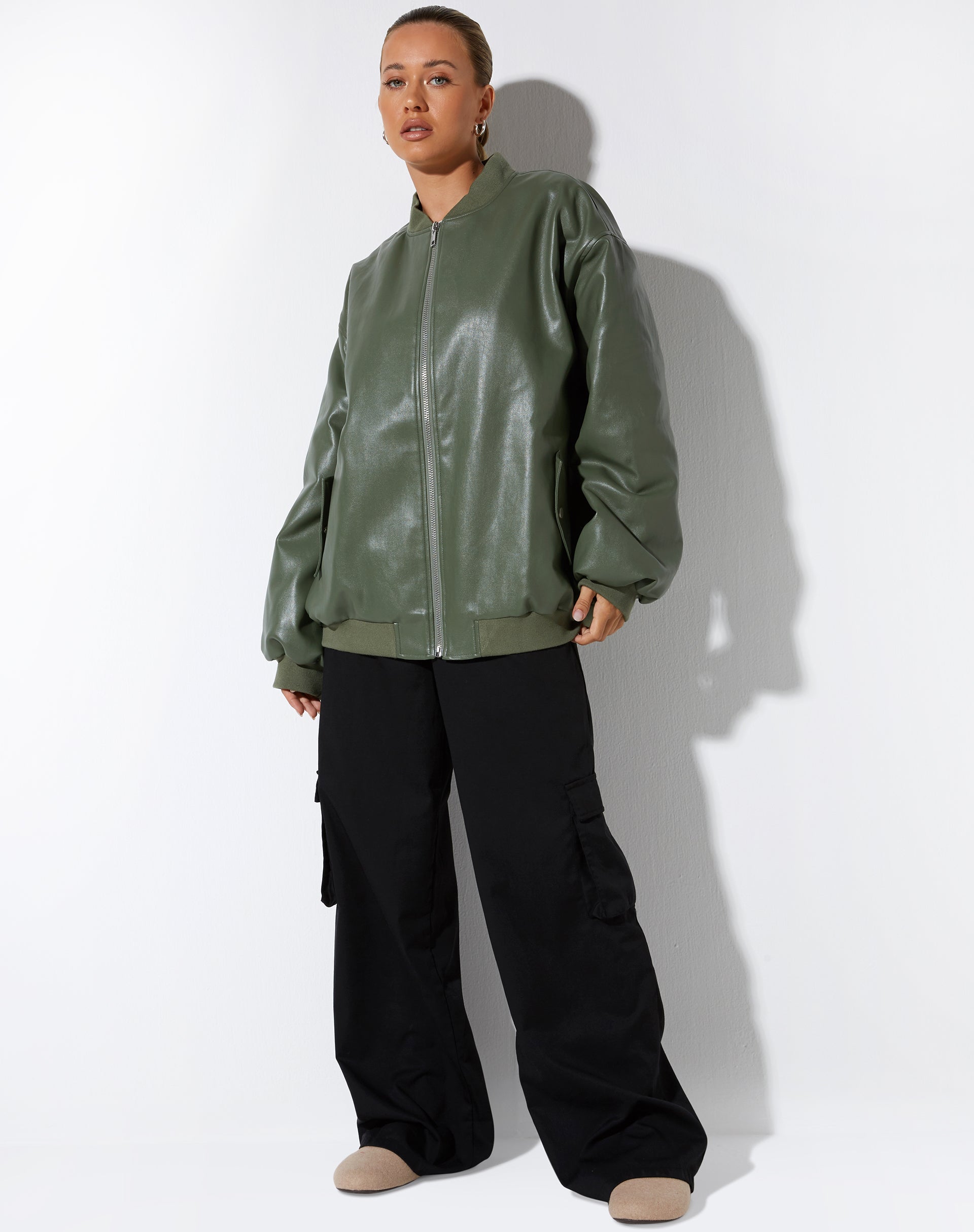 Abbildung der Benta Jacke in PU Olive
