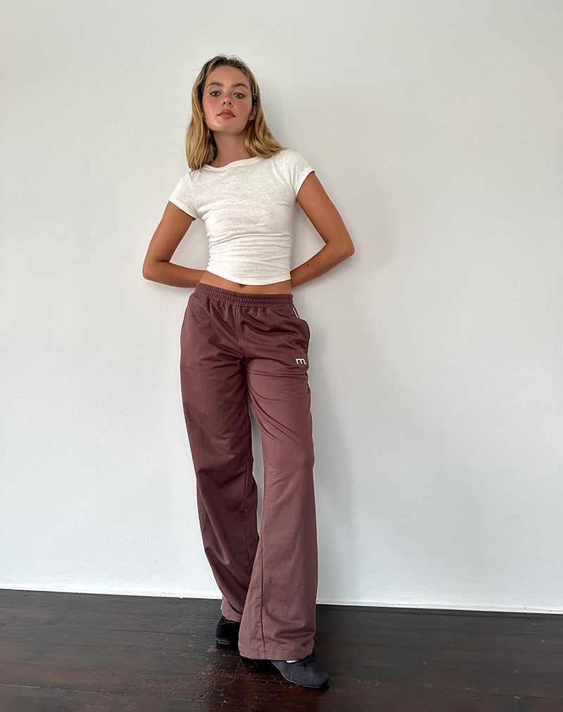Benton Wide Leg Jogger in Mahagoni mit elfenbeinfarbener Paspelierung und M-Stickerei