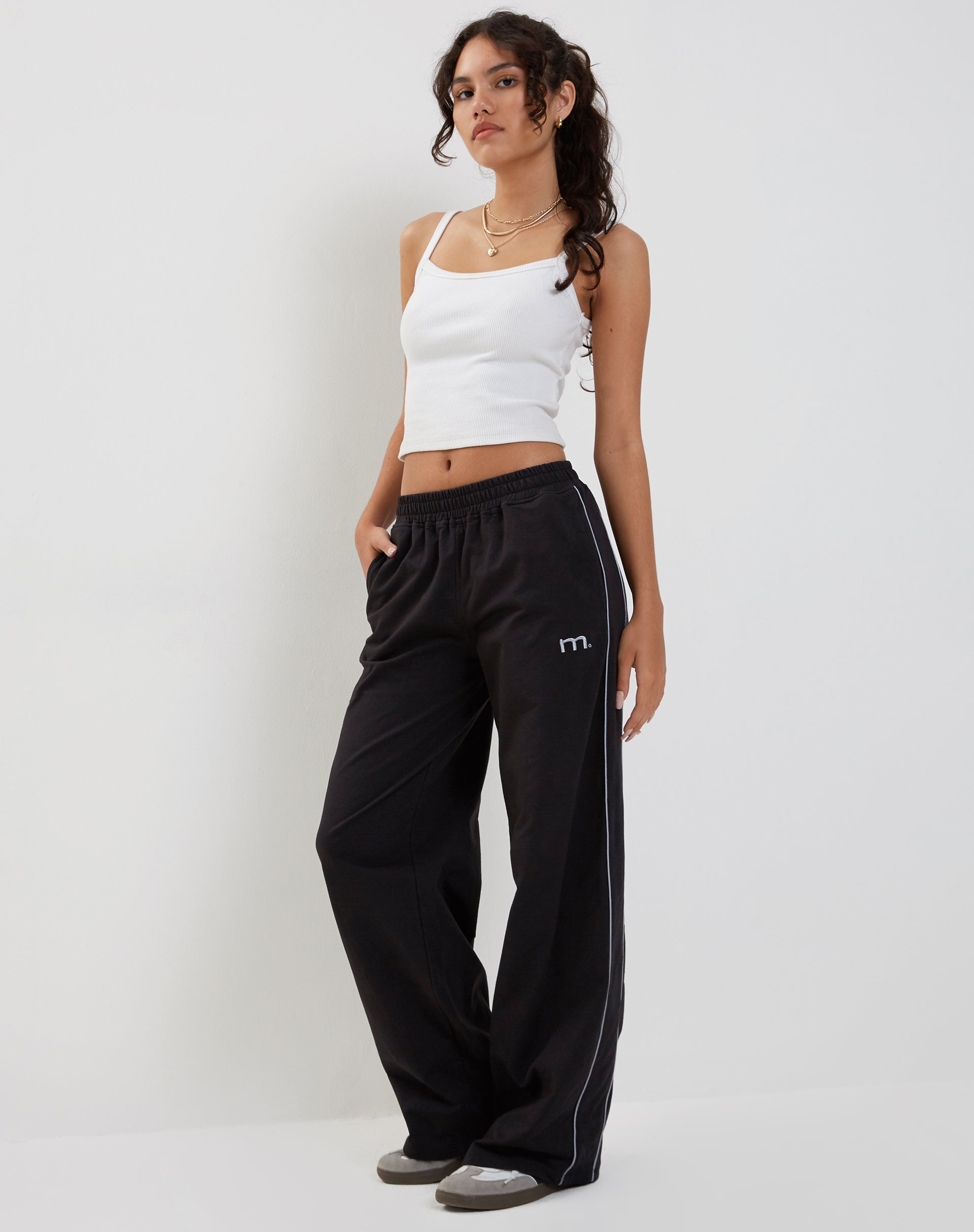 Benton Wide Leg Jogger in Schwarz mit dunkelgrauen Paspeln und 'M'-Stickerei