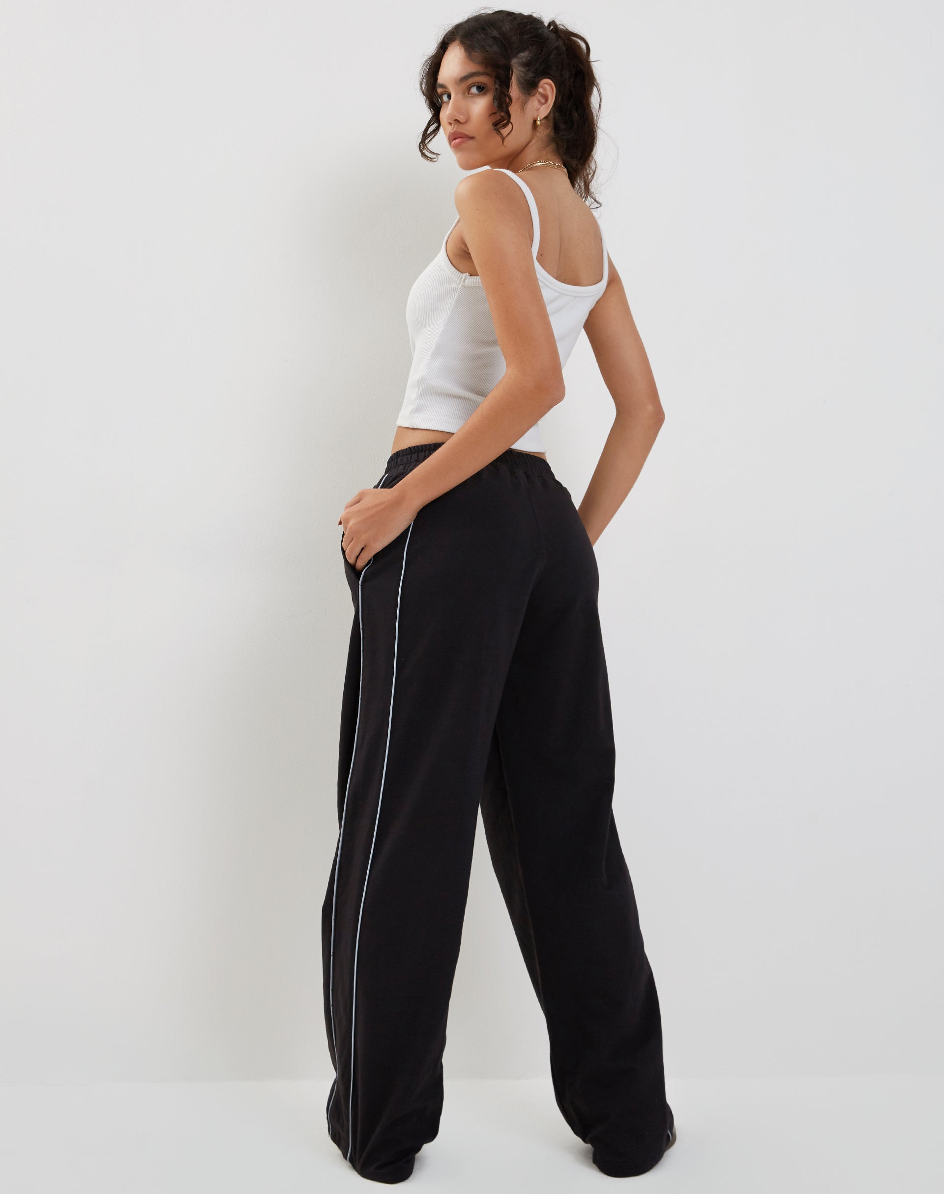 Benton Wide Leg Jogger in Schwarz mit dunkelgrauen Paspeln und 'M'-Stickerei