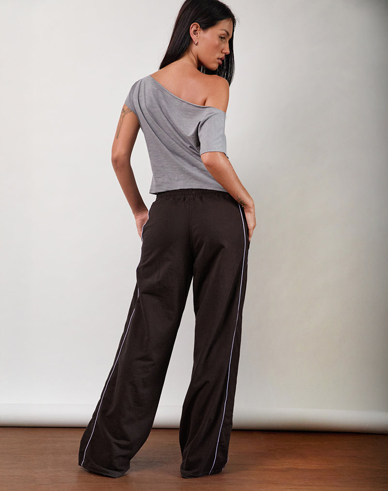 Bild von Benton Jogger in Bitter Chocolate mit violettem Einband
