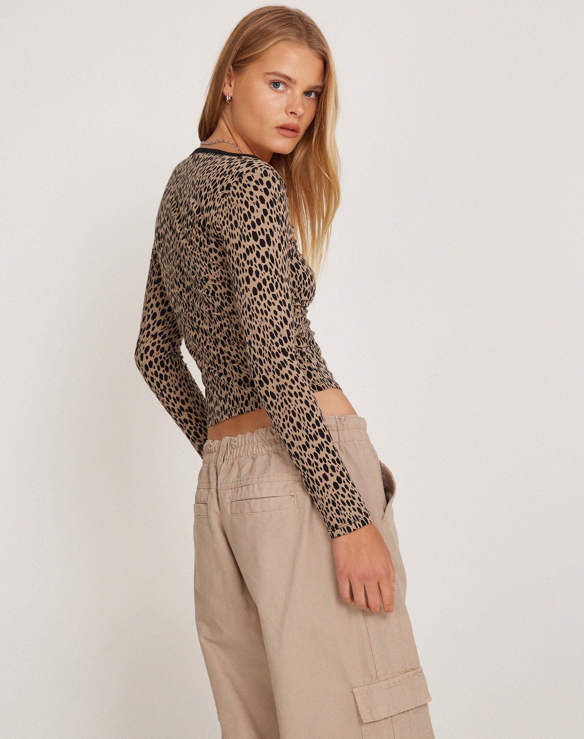 Image of Beshi Langärmeliges Top in Mini Cheetah Schwarz Bindung