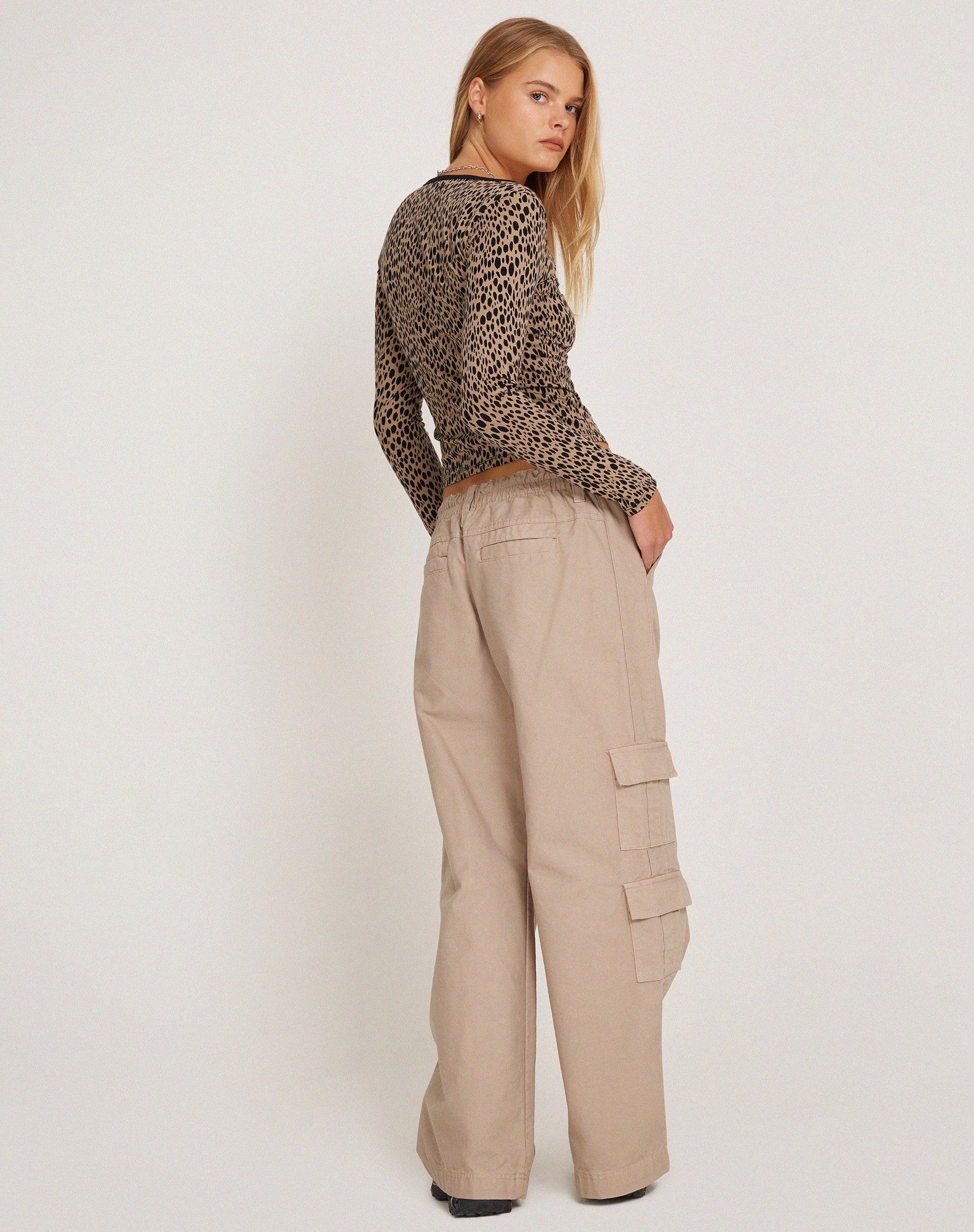 Image of Beshi Langärmeliges Top in Mini Cheetah Schwarz Bindung