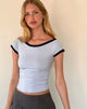 Image of Bitha Top in Puderblau mit marineblauem Einband
