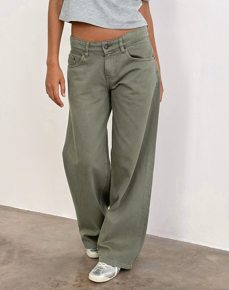 Niedrig geschnittene, geräumige Jeans in Ferngrün