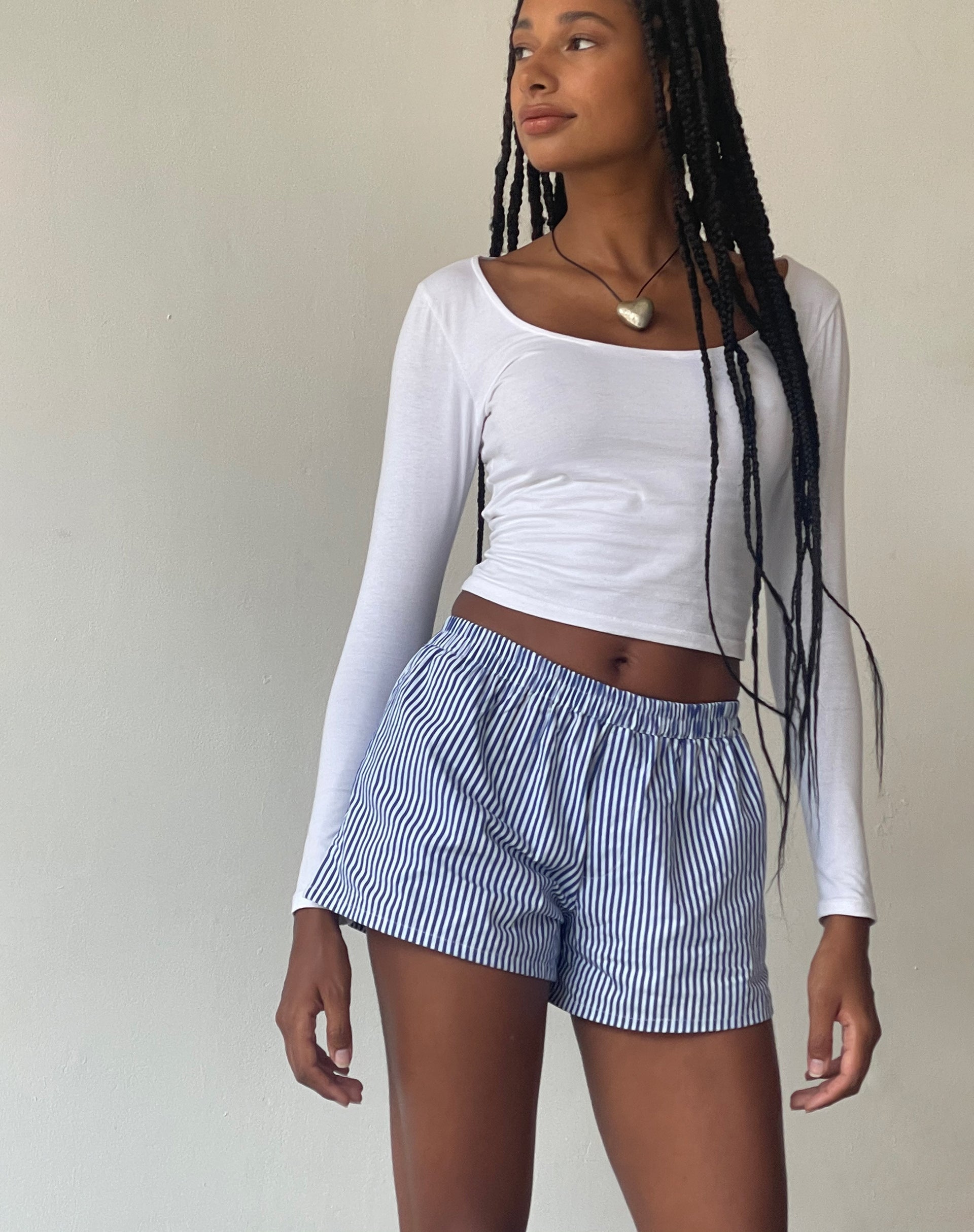 Bild von MOTEL X JACQUIE Laboxe kurze Shorts in Popeline Blau Nadelstreifen