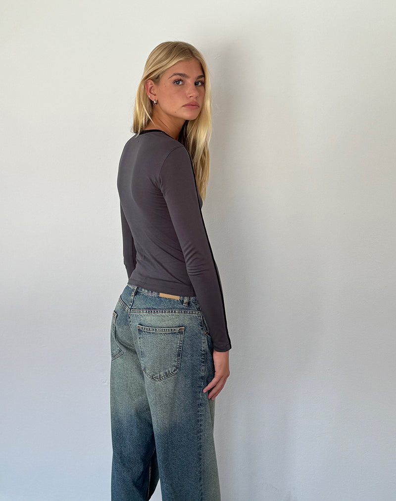 Image of Bonija Langarm-Top in Beluga mit schwarzer Paspel und M-Stickerei