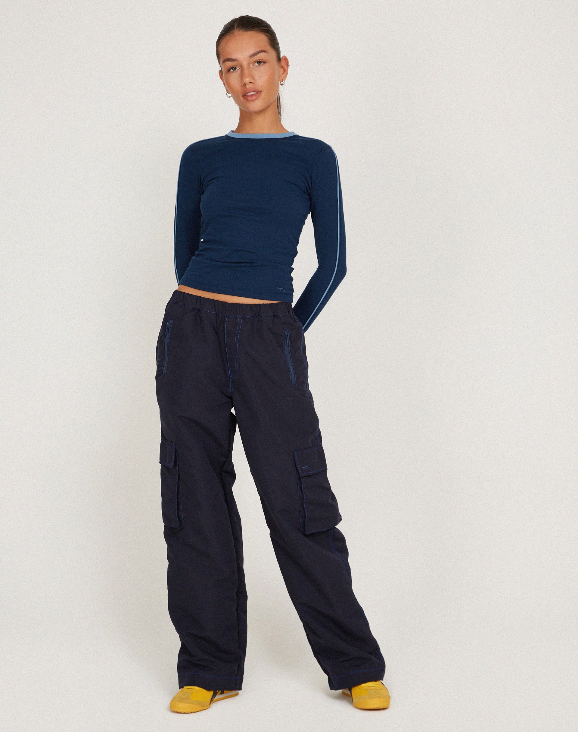 Abbildung der Oriells Cargohose in Navy Steppnaht