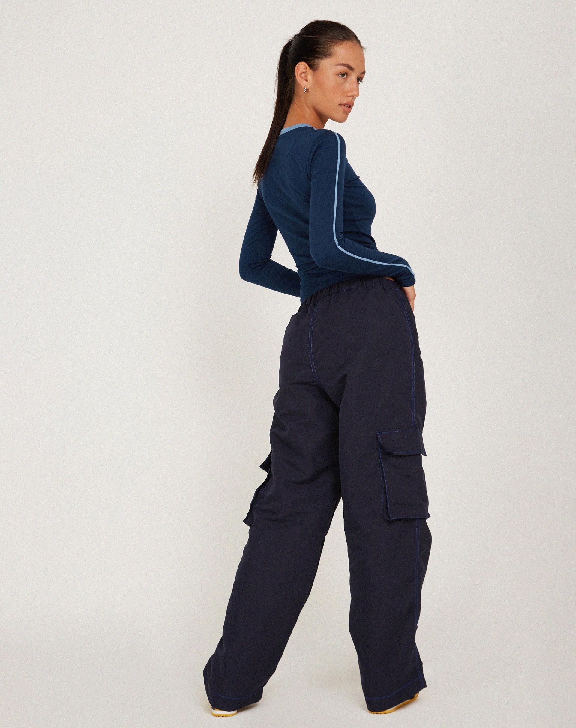 Abbildung der Oriells Cargohose in Navy Steppnaht