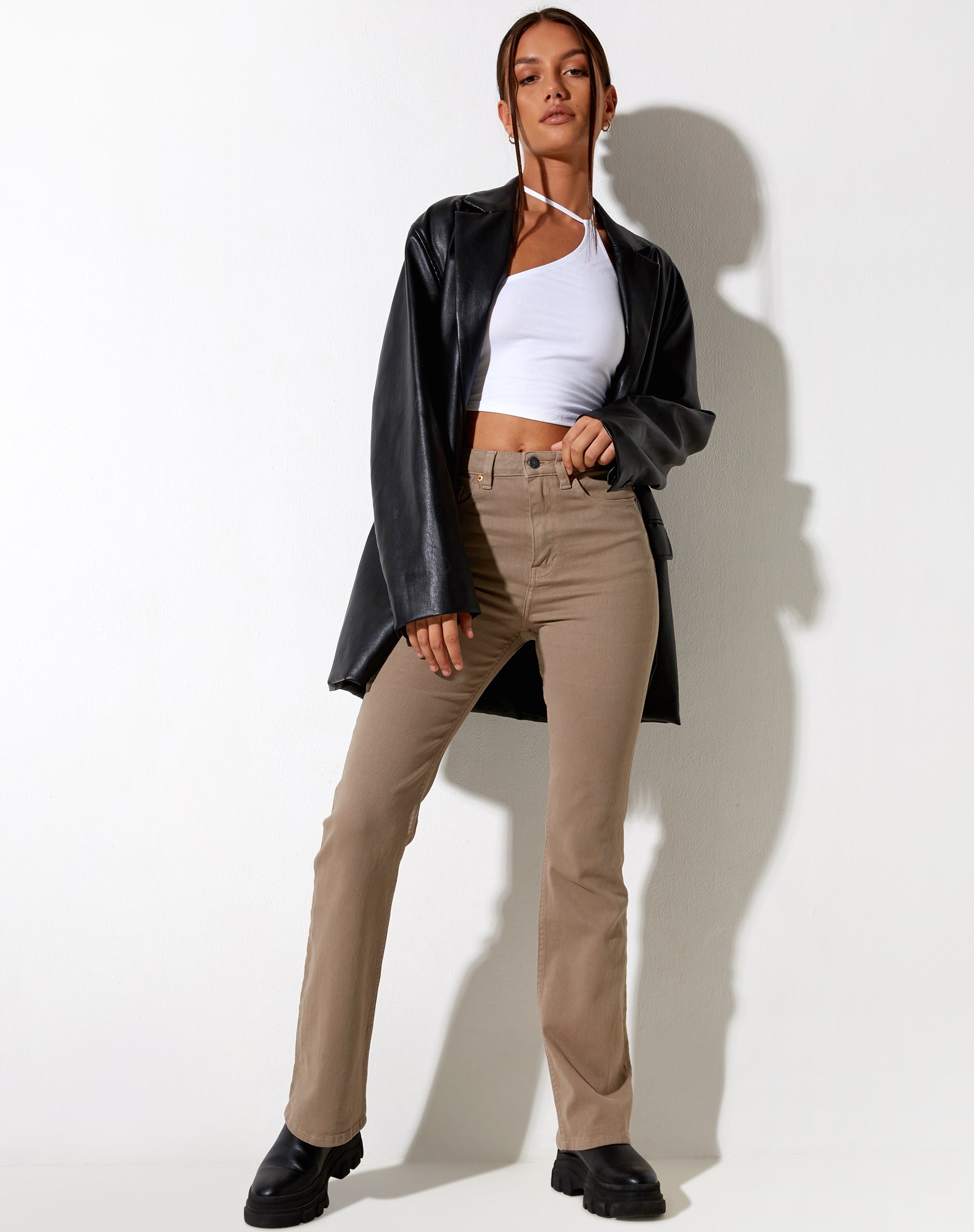 Image der Bootleg Jeans in gebranntem Olivgrün