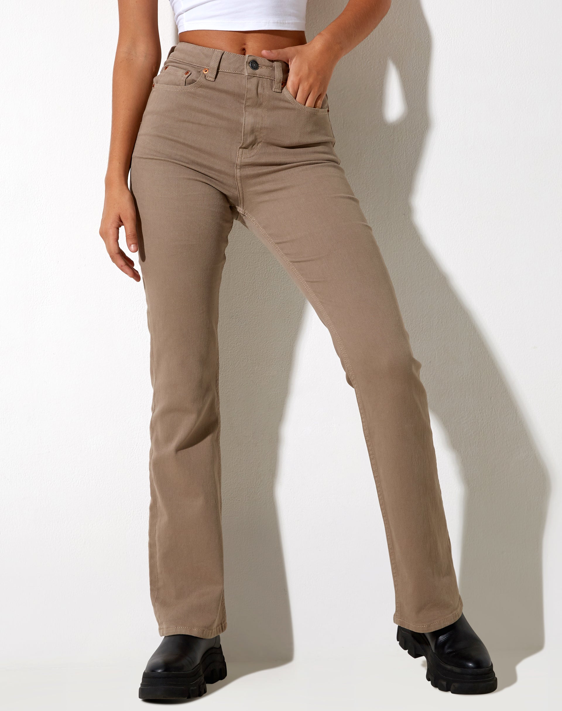 Image der Bootleg Jeans in gebranntem Olivgrün