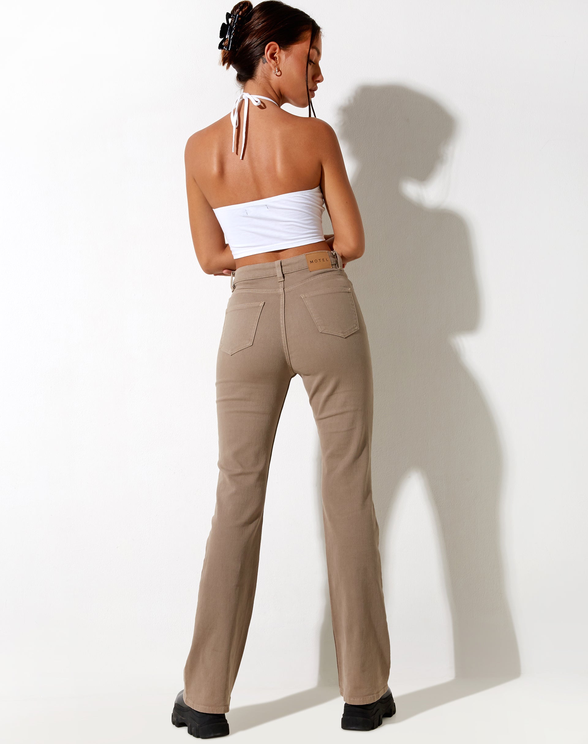 Image der Bootleg Jeans in gebranntem Olivgrün