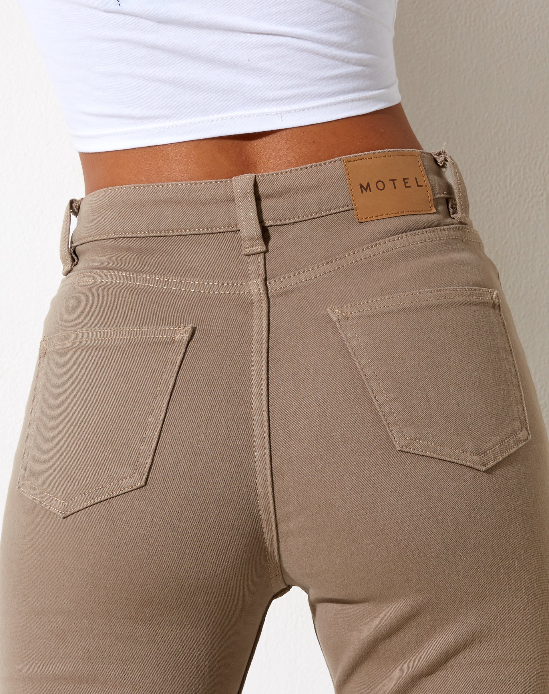 Image der Bootleg Jeans in gebranntem Olivgrün